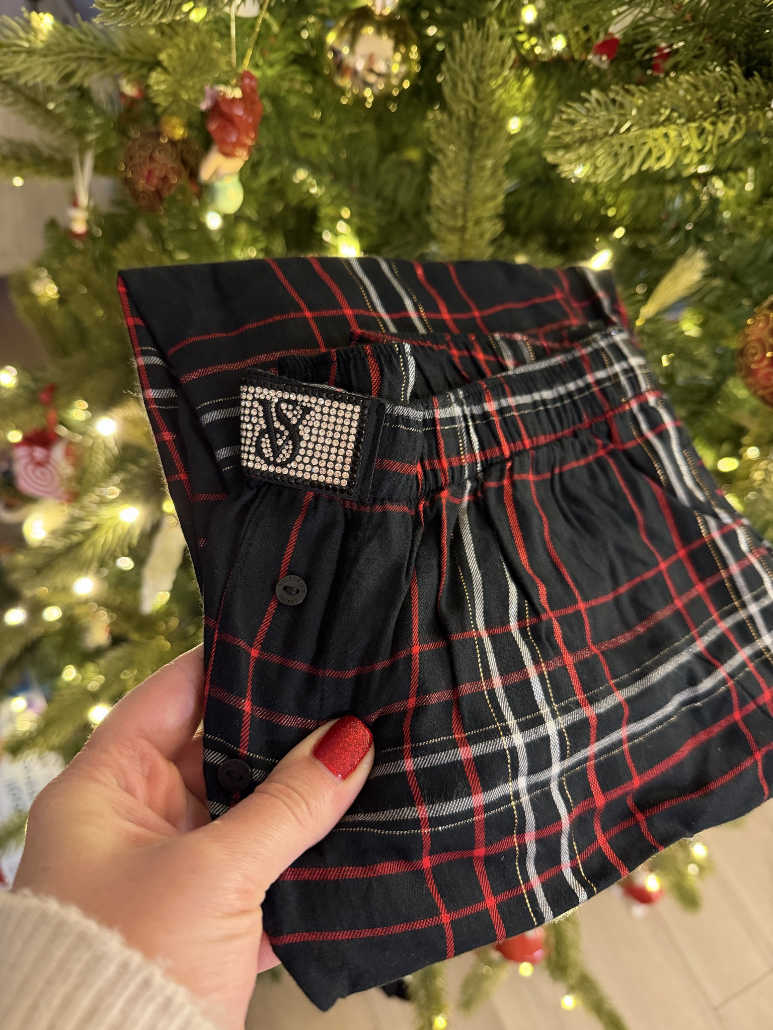 My mom gifted me a few pairs of Victoria’s Secret Pajama Sets and I couldn’t have been any happier to see them. They are SO pretty! 

I love the little gem detail the pairs this year have. 

I love the color contrast of the red and black on the pants. 

Size tip - I wear a size 10 jeans and the mediums fit me perfectly. 

#LTKGiftGuide #LTKHoliday #LTKMidsize