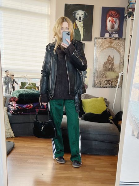 I realized that I haven’t worn these track pants in a while. I can’t believe it February and not very cold out 😬
Bag is vintage 90s Gucci. Goes with the vibe of the 90s inspired track pants and Sambas. 
. 
#winterlook  #torontostylist #StyleOver40 #90svintage  #vintagegucci #secondhandFind #fashionstylist #slowfashion #oldceline #FashionOver40  #MumStyle #genX #genXStyle #shopSecondhand #genXInfluencer #genXblogger #secondhandDesigner #Over40Style #40PlusStyle #Stylish40


#LTKover40 #LTKstyletip #LTKitbag