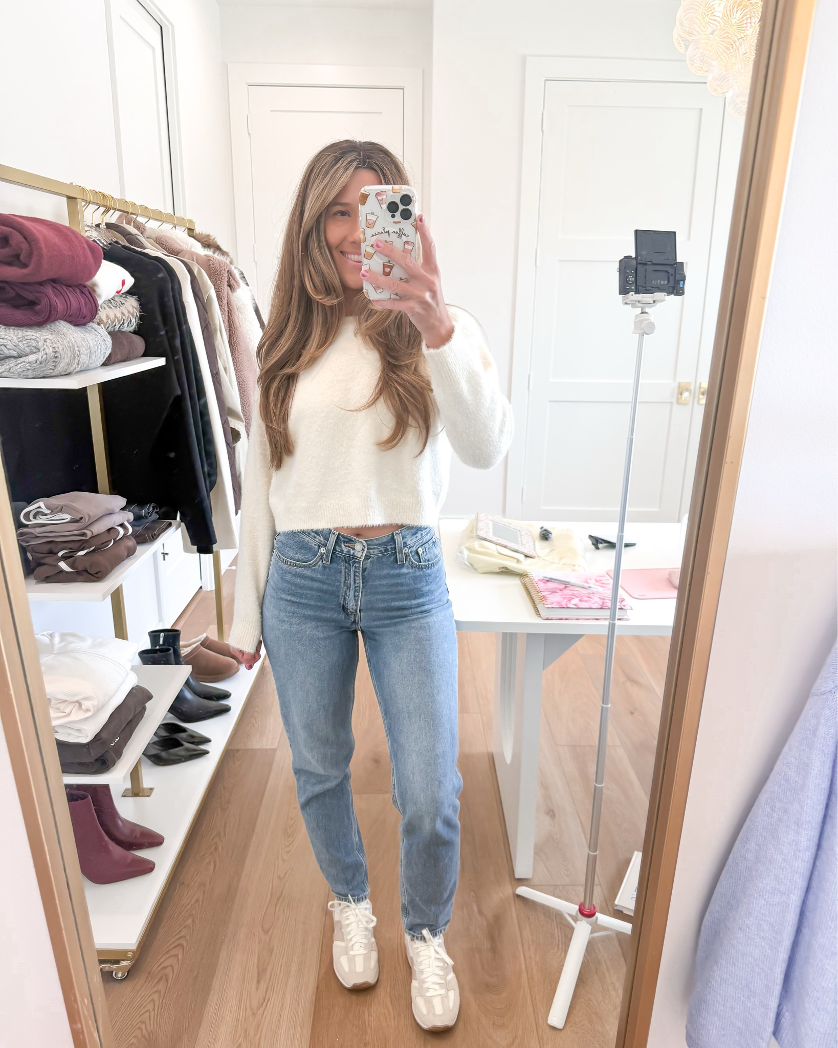 @Levi's mom jeans for spring 
👖 size 26
Sweater medium
Sneakers tts 