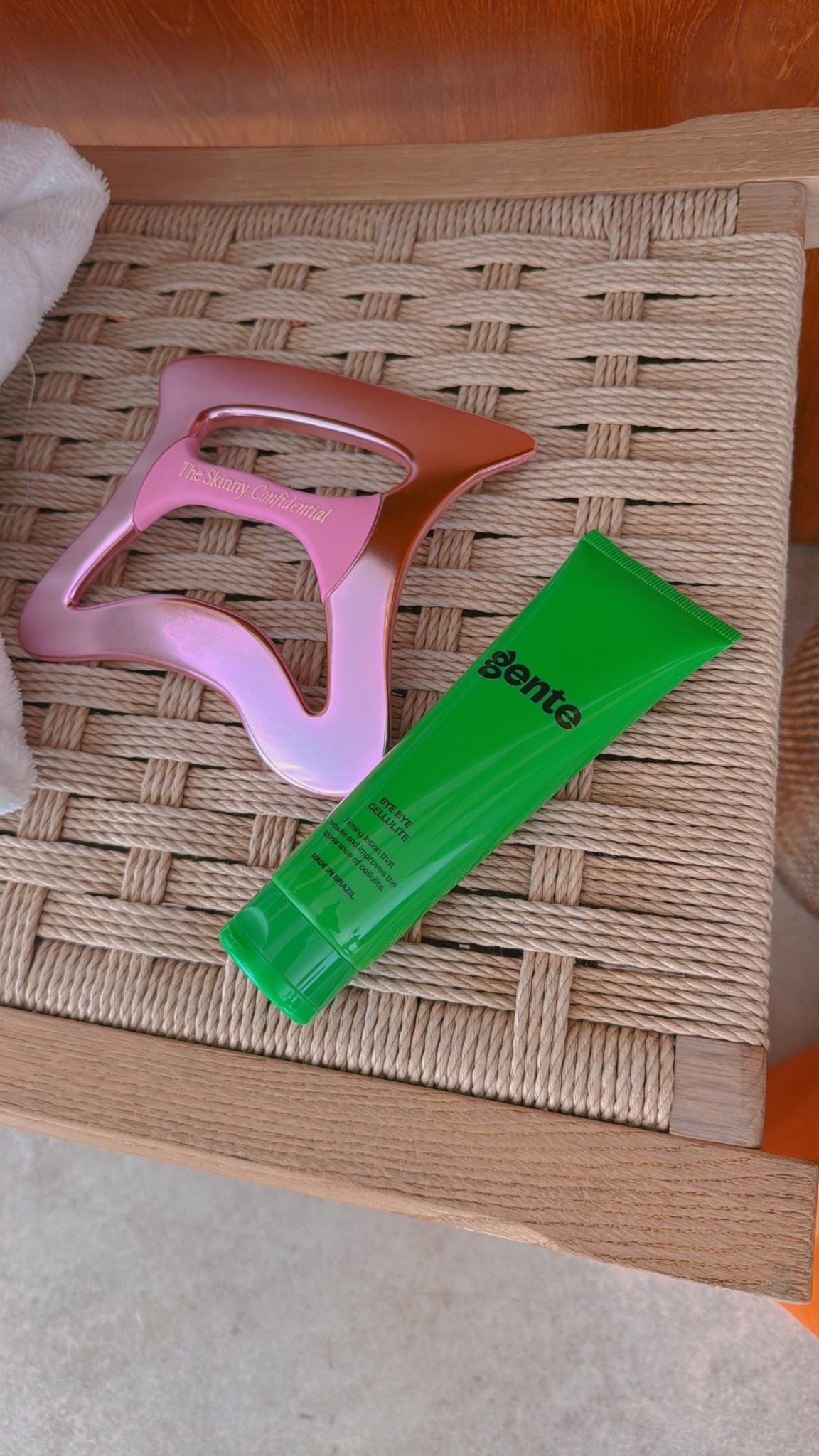 Le Spoon & skin firming lotion by the pool