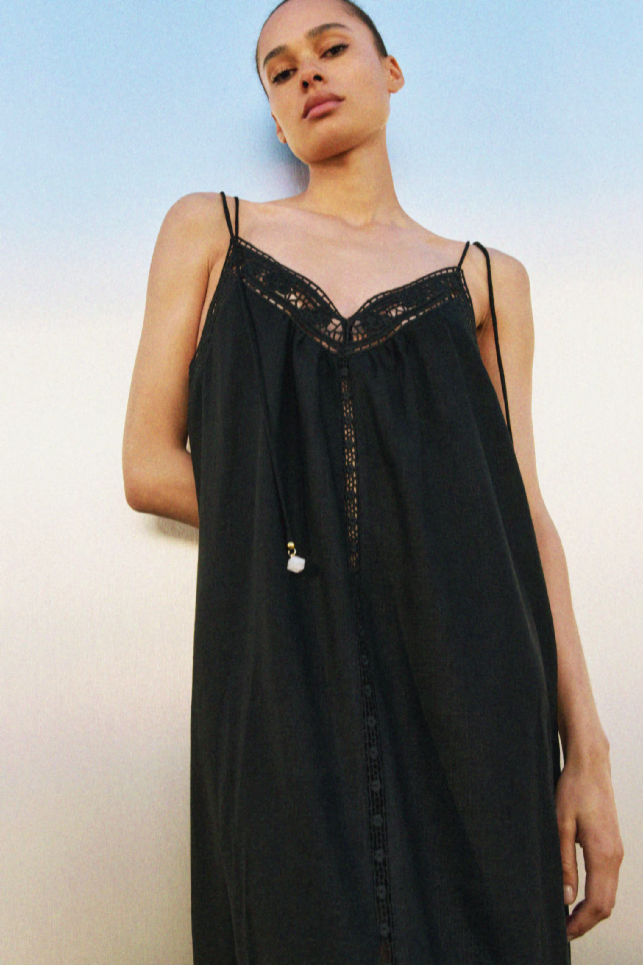 Vestido con bordado inglés y tirantes de lazo | H&M (FR, IT, ES, PT, BE)