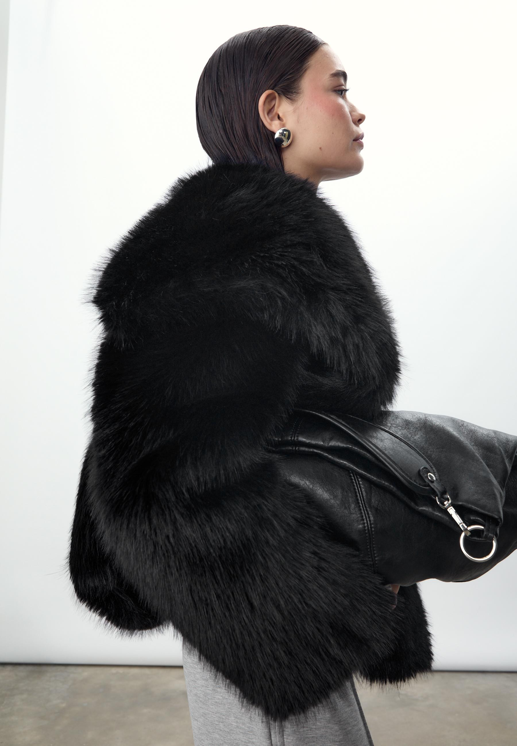 Cropped faux fur jacket - Women's fashion | Stradivarius United Kingdom | Stradivarius (UK)