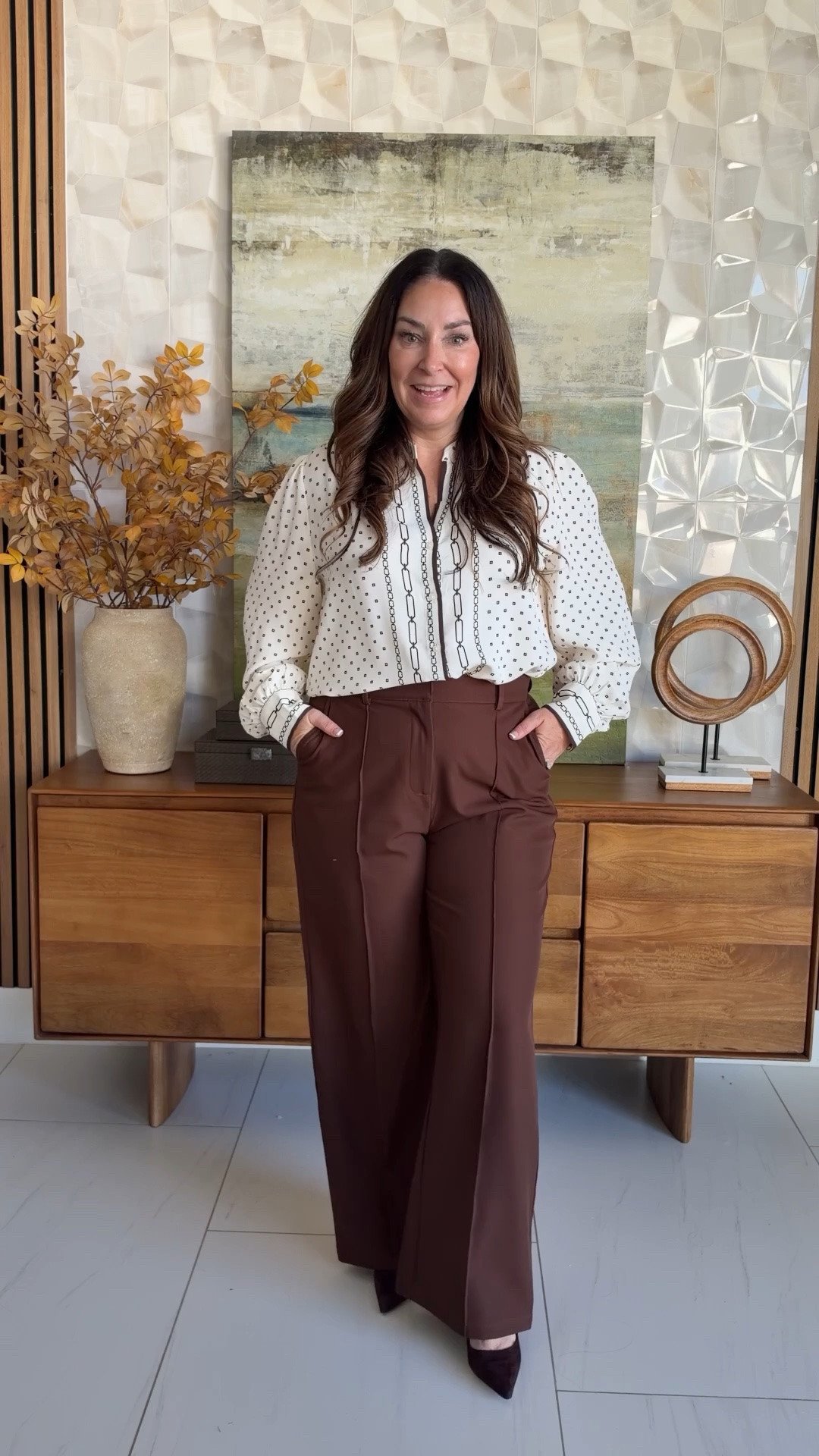 Chain print  blouse + brown trousers 🤎 Such a chic workwear combo! The high-waisted trousers are so flattering and the blouse adds the perfect pop of pattern ✨

Sizing: Blouse tts, L | Pants tts, L | Heels