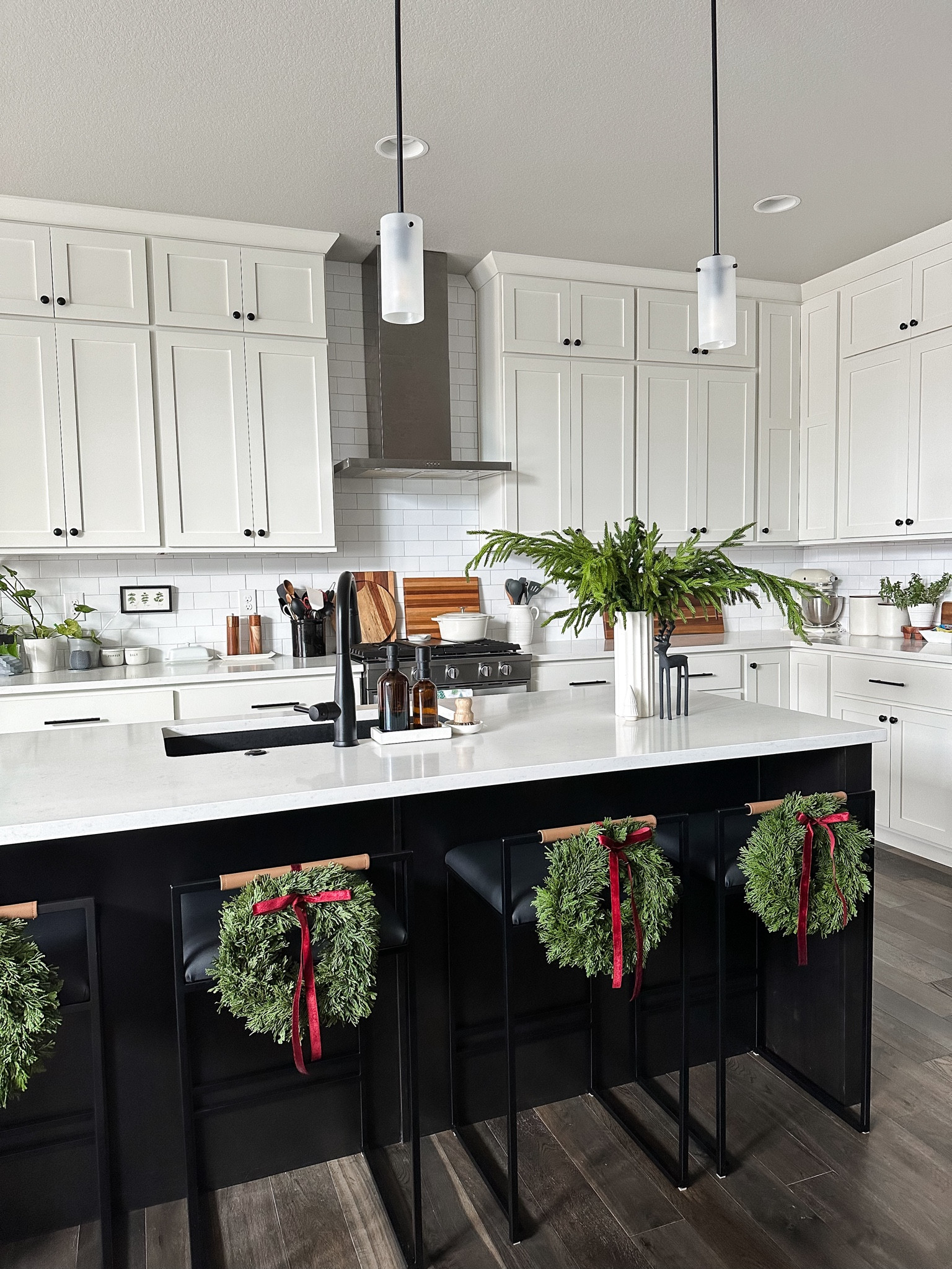 Linking my kitchen Christmas decor!

Home decor, Christmas wreath, pendant light, white vase, kitchen decor

#LTKHoliday #LTKhome #LTKSeasonal