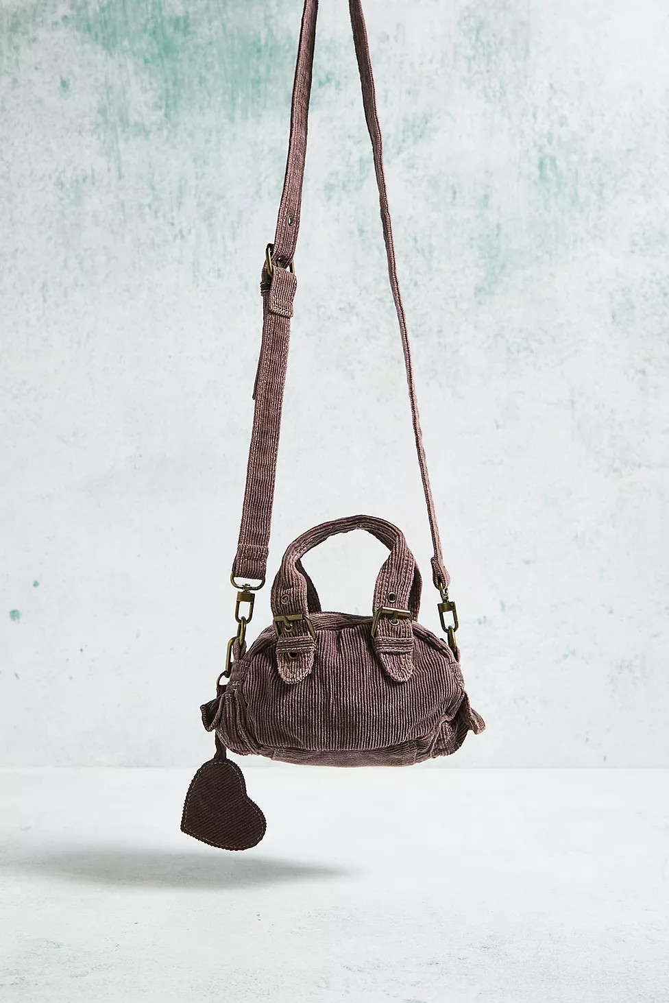 BDG – Mini-Tasche zum Umhängen aus Kord in Rubifarbe | Urban Outfitters (EU)