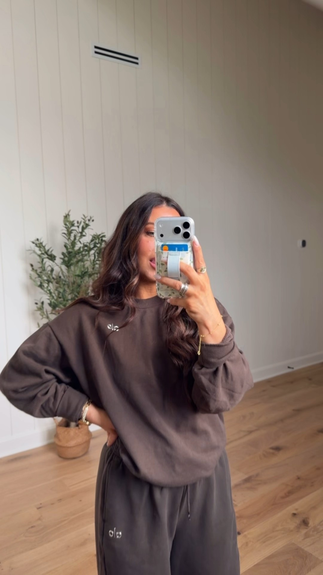 Forever obsessed with the chocolate brown Alo sweat sets! Rocking it today for my casual OOTD! Running errands and doing my life 

#LTKmomlife #LTKgrwm #LTKootd