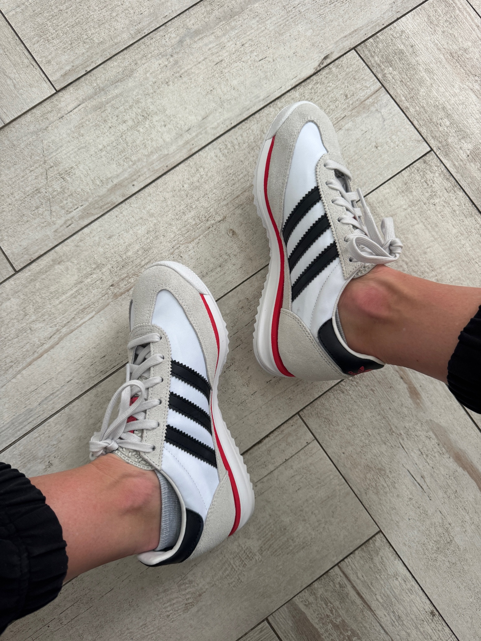 A little pop of red on my new favorite sneakers!

#summersneakers #everydaysneakers 

 #LTKdayinmylife #LTKmomlife