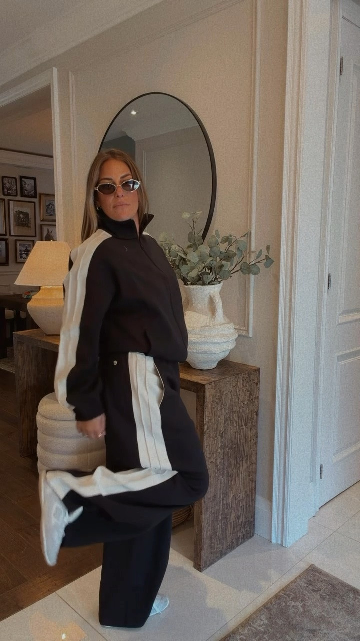 Outfits I’m currently wearing on repeat 
Lululemon 
Athleisure 
OOTD