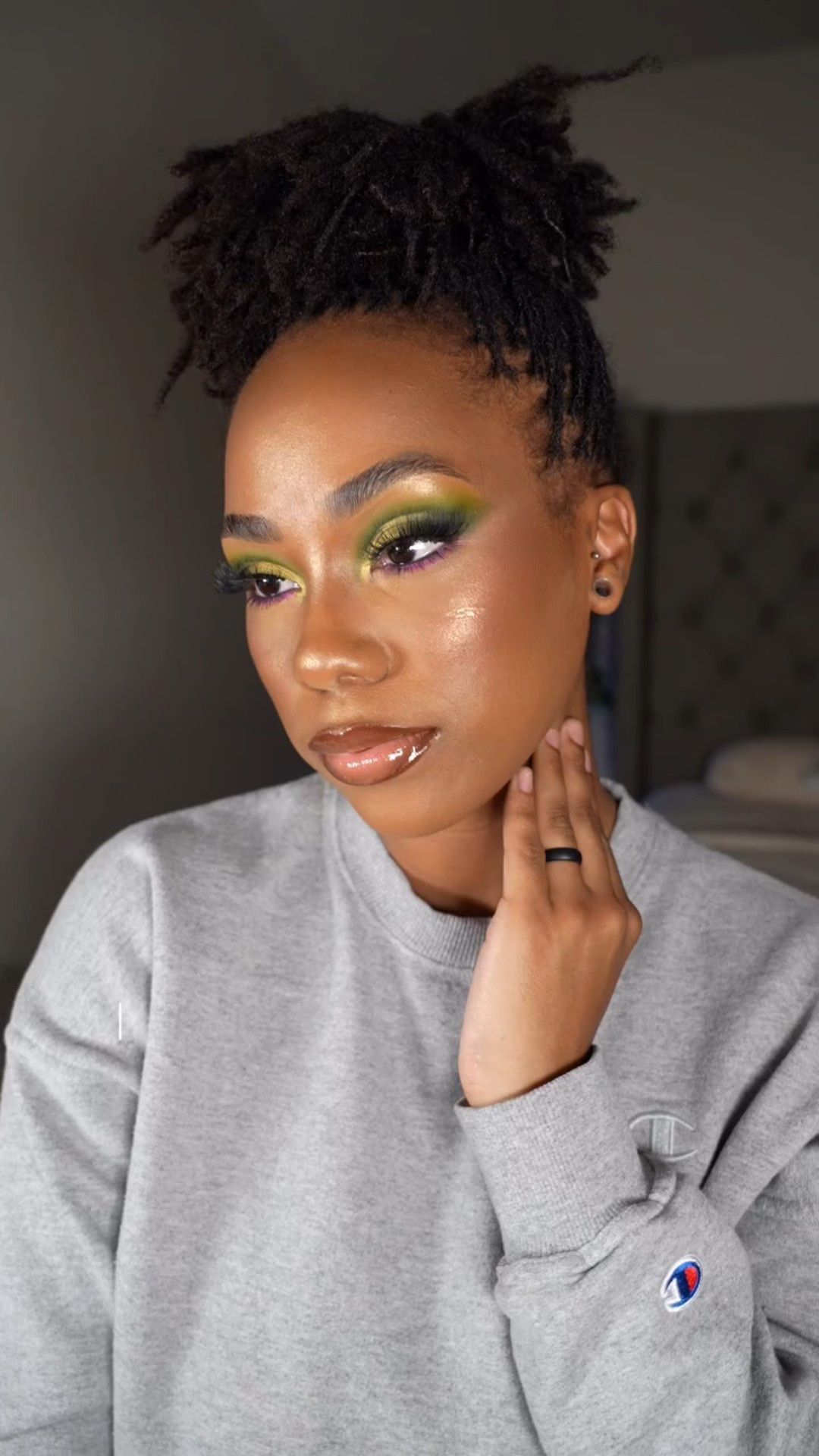 makeup therapy session 🫧💚✨

Products used:
Primer: @milkmakeup @danessamyricksbeauty - 7 
Brows: @refybeauty @benefitcosmetics precisely, my brow pencil - 5 
Eye shadow - @juviasplace - Culture 2 
Eyeliner - @makeupforever - whatever black 
Foundation - @makeupbymario -18.5
Concealer - @esteelauder - 4N, 5N
Loose setting powder - @hudabeauty -banana bread
Press powder - @charlottetilbury - tan deep
Powder - @rarebeauty - honey
Contour - @lysbeautyofficial - courage @morphebrushes @morphe2 - sudden heat
Bronzer - @fentybeauty - mocha mami 
Blush - @juviasplace - volume 1
Fixing spray - @CharlotteTillbury & @onesize -powder melt spray
Lip liner - @makeupforever - limitless brown
Lip colour - @lawless - nudie 
Highlighter - @hauslabs - peach quartz 
Mascara - @benefitcosmetics - bounce