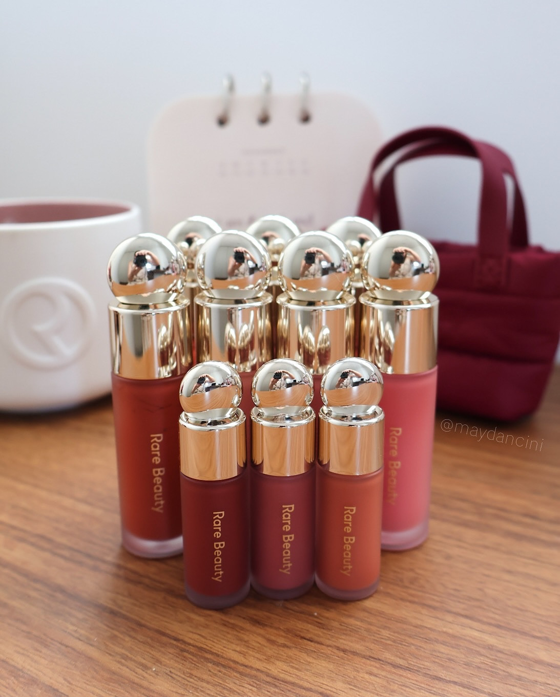 ✨Swatches dos meus blushes líquidos Soft Pinch de @rarebeauty ✨

📍Salva pra não perder e escolher o seu favorito! 

Tons dos blushes e acabamento (matte ou dewy/radiante) de cima pra baixo: 
1. Bliss (matte) 
2. Hope (dewy) 
3. Happy (dewy) 
4. Worth (dewy) 
5. Wisdom (dewy) 
6. Virtue (dewy) 
7. Encourage (dewy)
8. Joy (dewy)
9. Love (matte) 
10. Beloved (dewy) 

Para verem como as cores traduzem em diferentes iluminações, tirei as fotos em: 
1. Luz natural da tarde
2. Luz artificial mais fria

As cores Wisdom e Beloved são tons de edição limitada. A Beloved está num kit de minis que deve ir pra @sephorabrasil em breve. Logo posto esse kit pra vocês com os swatches! 

Me conta: Qual sua cor favorita?? 
Já tem algum ou vai comprar aproveitar pra comprar nesse mês de black?? Tem link na bio pra aproveitar os descontos na nave mãe!! 

#maydancini #rarebeauty #rarebeautybyselenagomez #rareroutine #swatches #blush #blushblush #blushliquido #liquidblush #maquiagemimportada