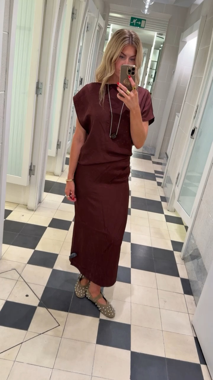 Burgundy long dress! 
Dress: runs TTS
Flats: run TTS

#LTKStyleTip #LTKSeasonal #LTKBeauty