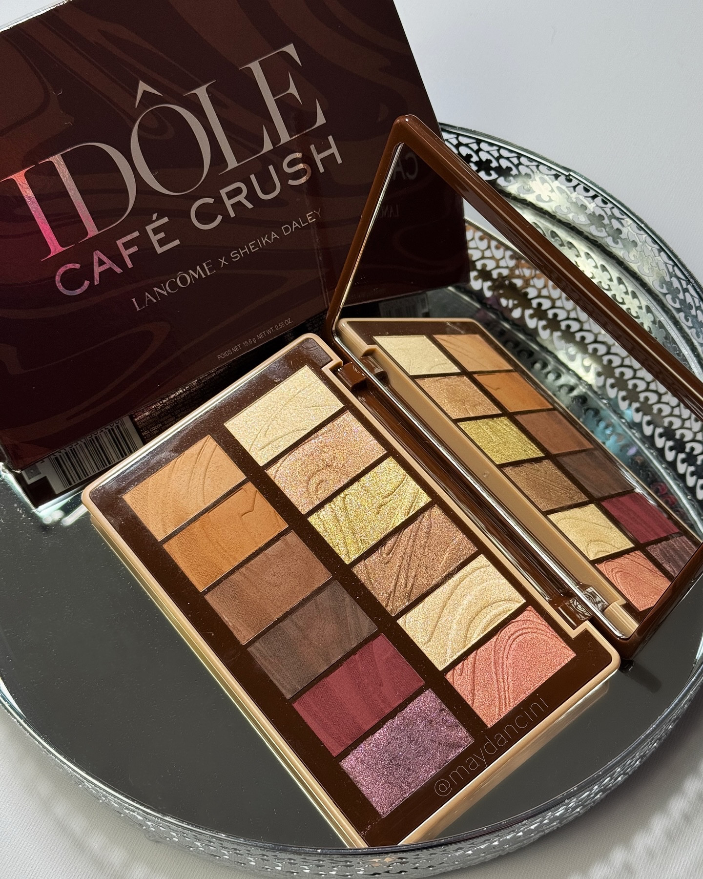 ✨ Paleta Café Crush Lancôme x Sheika Daley ✨

Convocando as gatas que amam uma paleta neutra perfeita!! Pois essa é uma delas! 

Vocês sabem que paletas são meu ponto fraco e minha coleção é extensa, mas eu estou sempre em busca da próxima paleta favorita! Prezo muito por beleza, qualidade, desempenho e versatilidade! Essa paleta oferece tudo isso! 

São 12 tons, sendo que 5 tem acabamentos matte e 7 tem acabamento metálico gliterinado. 
No geral, é uma paleta que puxa pro subtom neutro e quente. 
A textura das Mattes é macia e aveludada, muito finas e fáceis de esfumar. A pigmentação é alta mas é muito fácil de construir aos poucos também. Duram o dia todo nos olhos e não tendem a acumular ao longo do tempo. Gostei muito do degradê dos tons de marrom e que também inclui uma sombra bordô lindíssima!

Uma das sombras mais escuras tem um acabamento acetinado (com um brilho menos intenso do que as metalizadas) com fundo marrom profundo e mais frio, com partículas brilhantes nas cores rosa e roxo. Esse acabamento faz com que ela seja mais fácil de esfumar enquanto adiciona mais intensidade para o look. 

Já as sombras metalizadas brilhosas são sublimes! A seleção inclui tons rosa, dourado, bronze, champagne, rosê e pêssego. Têm textura amanteigada, pigmentação de fundo média e altamente radiantes! As partículas de brilho são muito finas e multidimensionais, o que adiciona ainda mais molho ao acabamento da maquiagem! 
Tem uma cartela de cores também bem completa e versátil. Eu só gostaria que a sombra mais clara com brilho rosado fosse mais fria ou mais pêssego do que a champagne que tem brilhos dourados. No fim, achei que elas se confundem um pouco, pelo menos em tons de pele claros. 
De qualquer forma, as cores são belíssimas e da pra criar inúmeros looks! 

A paleta vem com espelho na tampa e tem um tamanho médio é bem completa e viável para levar em viagens. É uma fórmula muito fácil de usar e de dar acabamento. Ótimo até mesmo para quem não tem muita prática com sombras. Achei que valeu a pena demais! 



Gostou da paleta? Me conta!

#LTKbrasil #LTKbeleza
