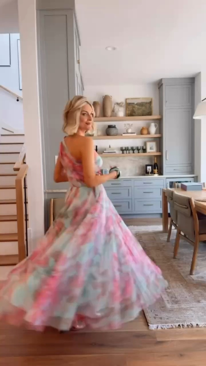 I mean how gorgeous is this dress? Perfect for a wedding guest look and any spring or summer event. Wearing 4, use code LOVERLY20 for 20% off!

Loverly grey, wedding guest dress, one shoulder floral dress, Anthropologie

#LTKSeasonal #LTKSaleAlert #LTKWedding