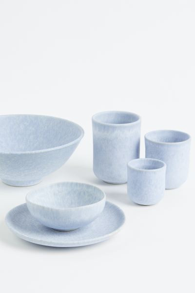 Kleiner Becher aus Steingut | H&M (DE, AT, CH, NL, FI)