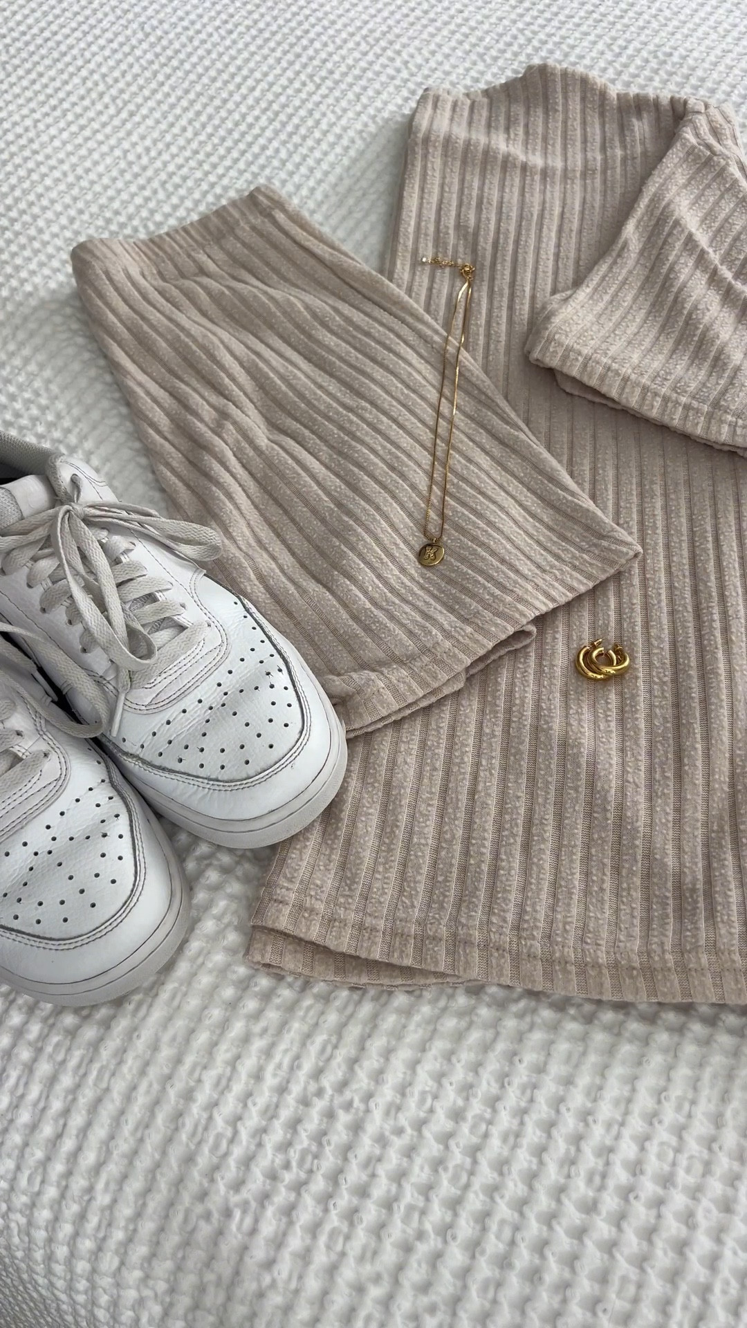 Weekend uniform: cozy, casual, and effortlessly chic 🤍✨ matching set, gold details, clean sneakers 👟 go to style done right.
#OOTD #NeutralStyle #CozyChic #MinimalLook #WeekendVibes #SetStyle

#LTKActive #LTKSaleAlert #LTKFindsUnder50