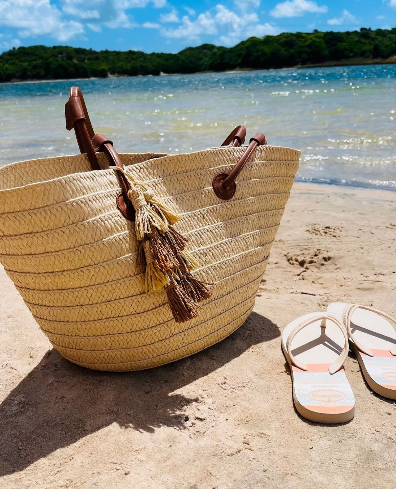Combinação perfeita, praia, sol, bolsa de palha e havaianas 

#ltkbrasil #havainas 