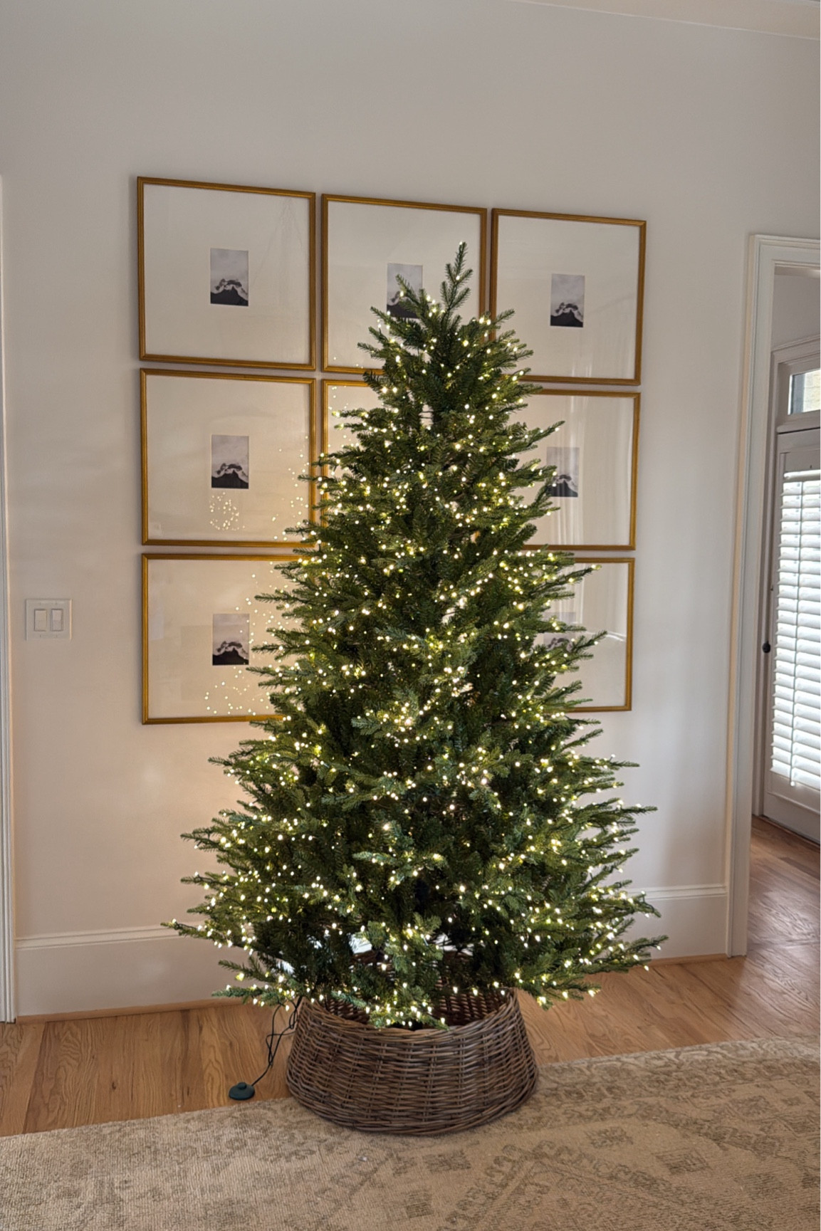 Christmas tree and frames in my home! 

#livingroom #christmas #homedecor

#LTKHoliday