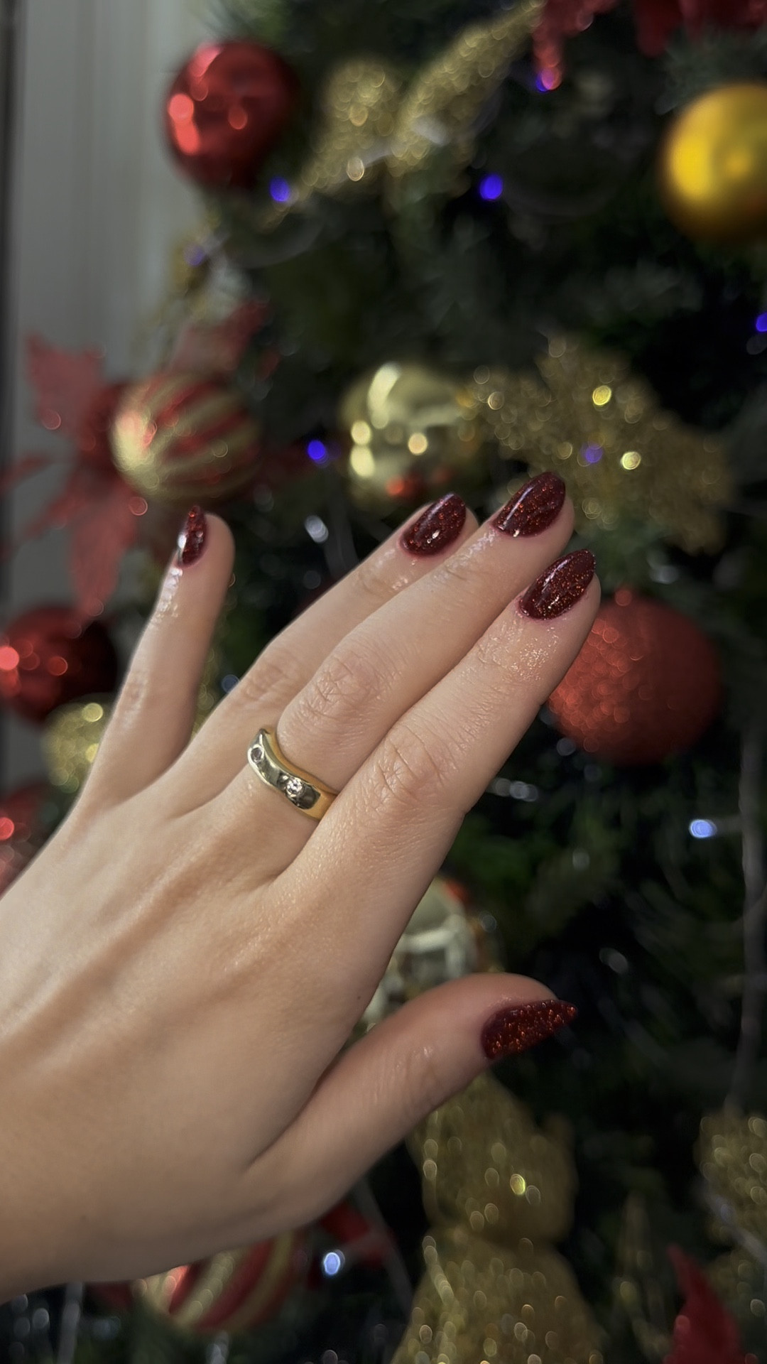 Inspiração de esmaltação para você fazer no Natal 💫🎁❤️
.
Esmaltes usadas:
2 camadas do Amora Negra da linha Diamond Gel Risque
1 camada do Glitter Diamante Estrela Hits
1 camada do Sangria Dailus
.
Vocês podem usar qualquer tom de vermelho que preferirem. O Sangria pode ser substituído por qualquer outro esmalte nesse tom de vermelho que seja transparente, como o Rebu, por exemplo. O esmalte refletivo da Hits, que faz a esmaltação brilhar assim no flash, na luz natural fica como um glitter comum. Então, se você quiser apenas criar o efeito encapsulado, pode usar um esmalte de glitter comum, como o Mil Purpurinas, da Risqué.


#LTKbrasil #LTKbeleza