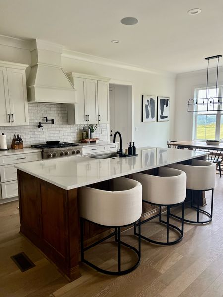 Amazon Kitchen Island Cream Linen Bar Stools ✨

These are the 24” Counter Height & came as a set of 3!

#barstools #kitchenbarstools #upholsteredbarstools #creambarstools 

#LTKhome