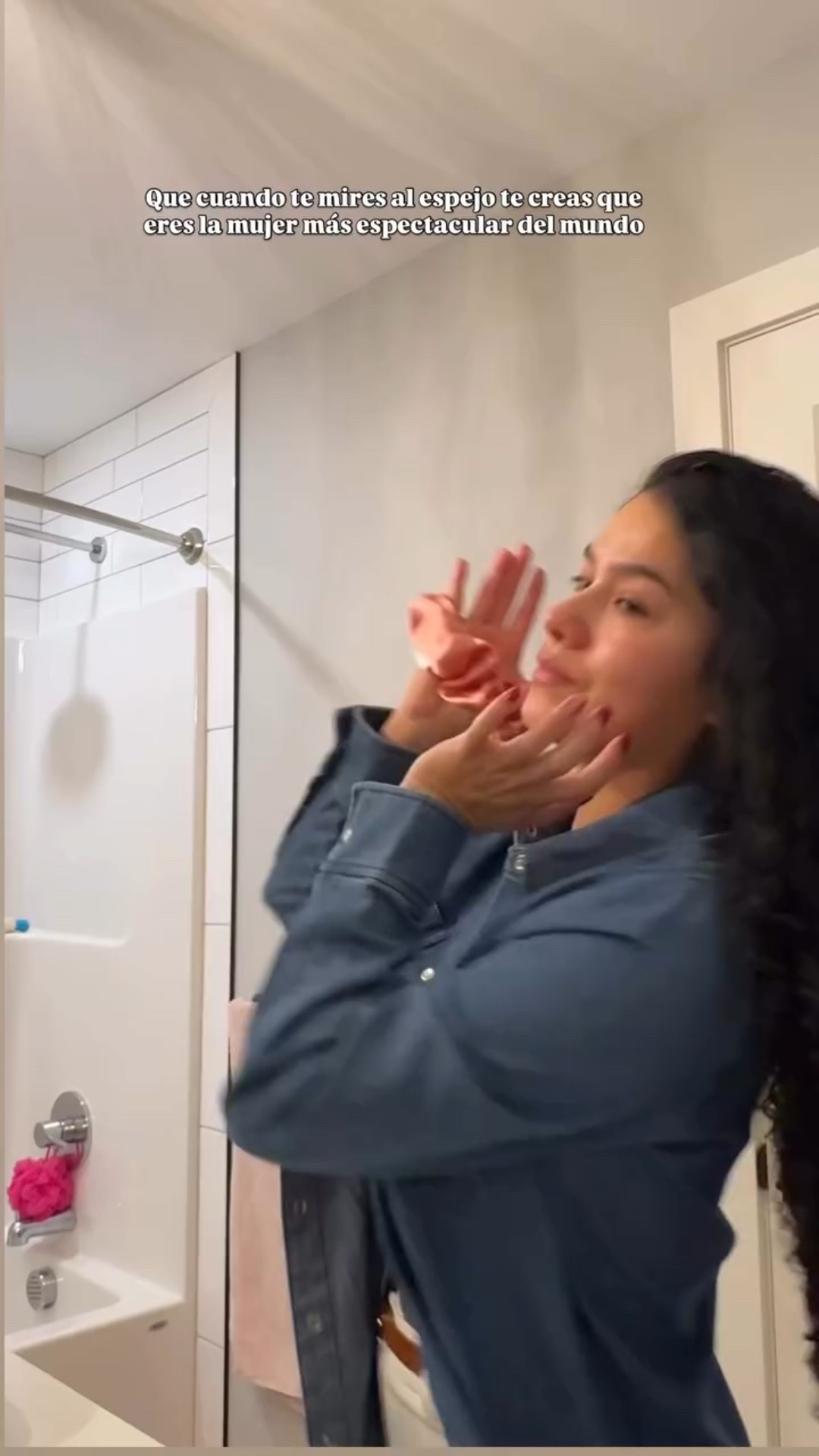 Que el espejo no sea para criticarte, sino para confirmarte.
Eres hermosa. Eres valiente. Eres suficiente.
Y sí… eres la mujer más espectacular del mundo