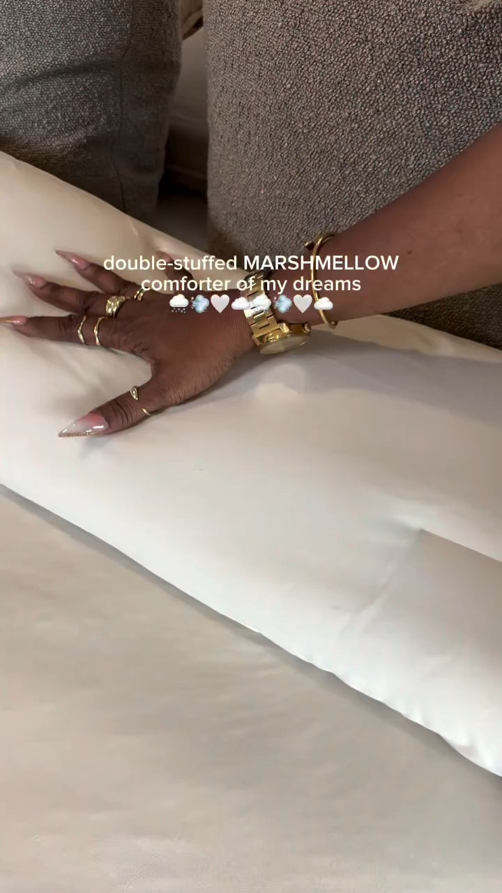 The FLUFF &COLOR
double-stuffed, baby blue & so COMFYY 

COMMENT SOFT AND I WOULD SEND YOU THE LINK DIRECTLY TO YOUR DM

marshmellowcomforter #mellowsleep fluffycomforter @mellow.sleep