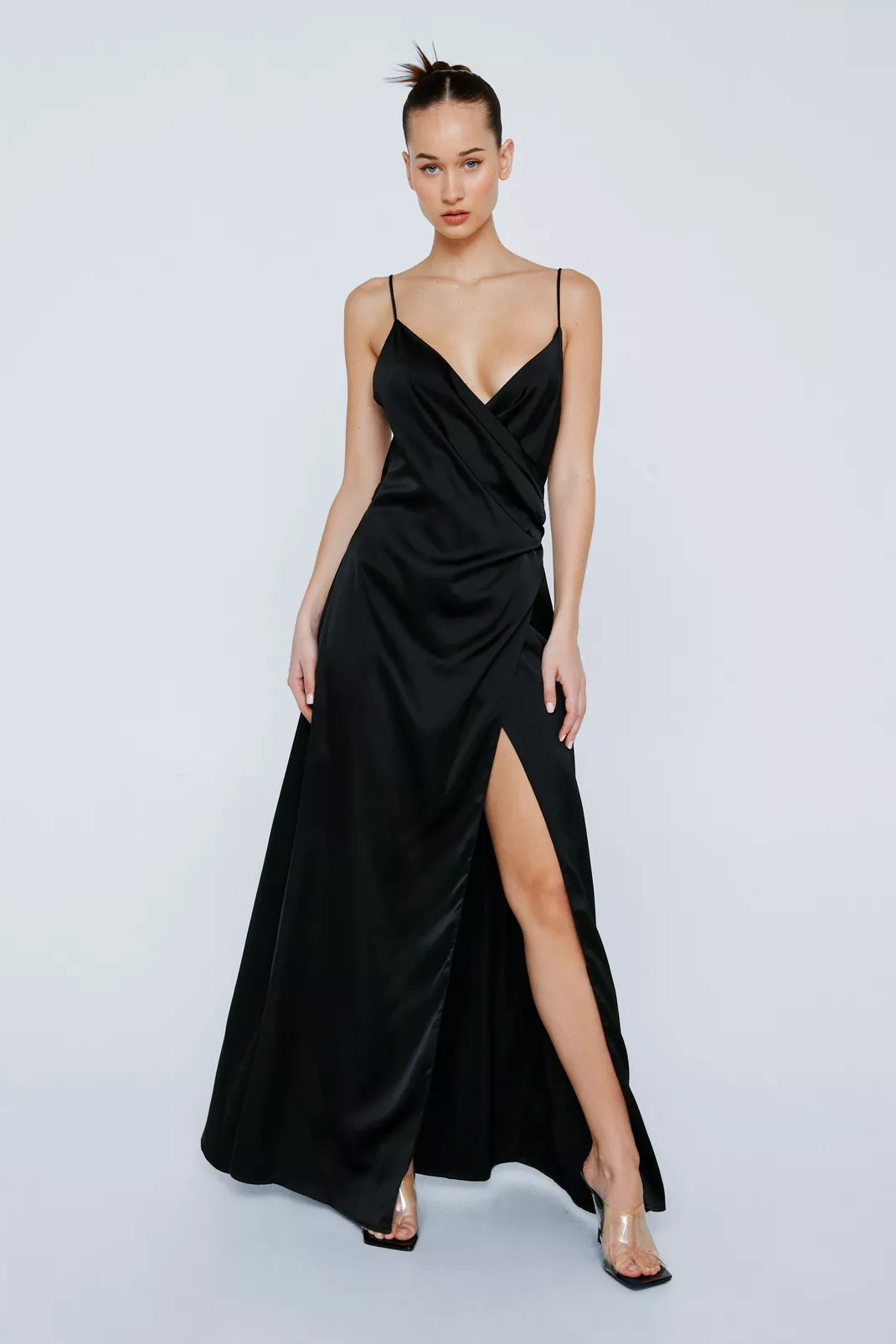 Robe portefeuille satinée effet drapé à col V | Nasty Gal FR