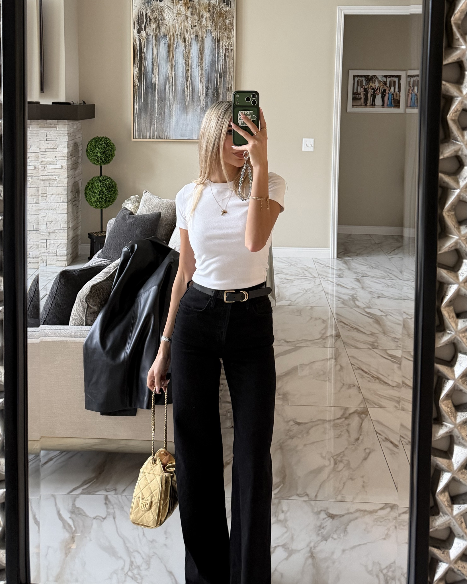 Love a simple fit 🖤 my favorite pair of jeans at the moment and my all time favorite white tee! #ootn #style #fashion #personalstylist

#LTKootd #LTKCyberWeek