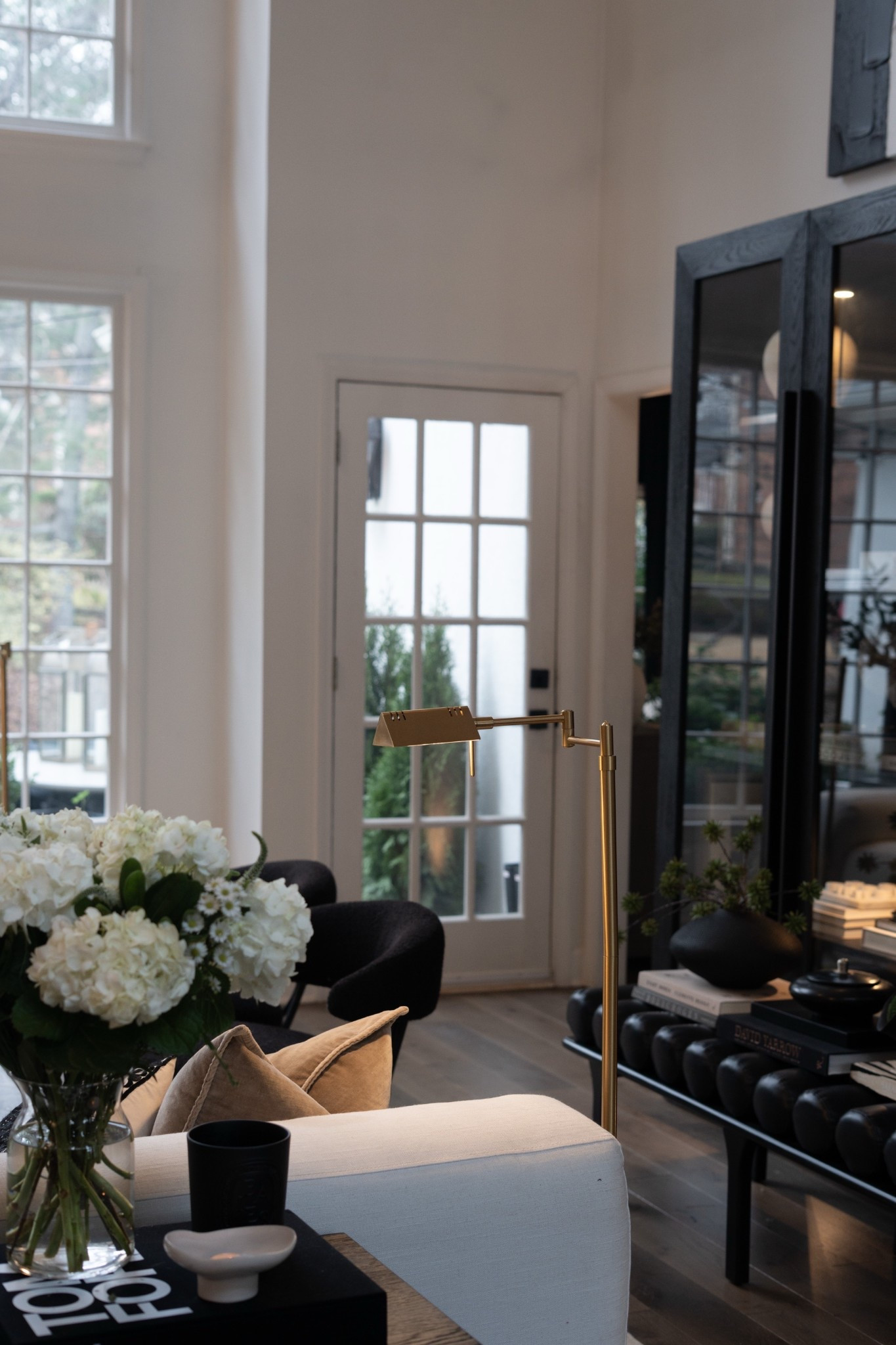 OMG !!!!! I’m heading into the new year focused on intention and elevated details. High contrast, clean lines, and thoughtfully styled pieces like this set the tone for a fresh start—calm, confident, and a home that feels grounded and ready for everything the new year brings. I cannot get enough! 

#LTKHome #LTKOver40 #LTKFindsUnder100