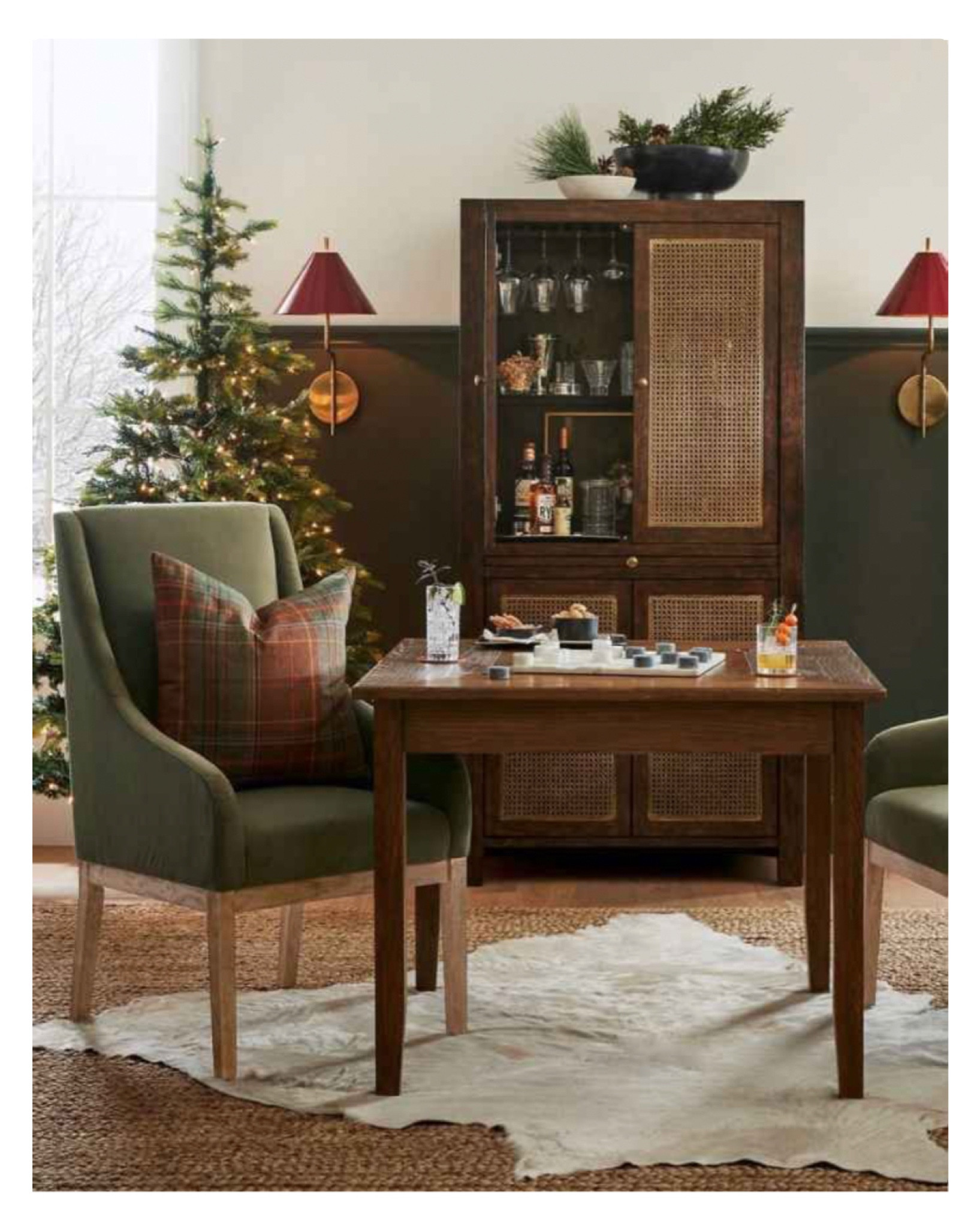 How perfect is this space for a study, game room, or cabin?



#potterybarn #christmasdecor #chriatmasatthecabin #neutralchristmas #neutralgreen

#LTKhome #LTKHoliday #LTKSeasonal