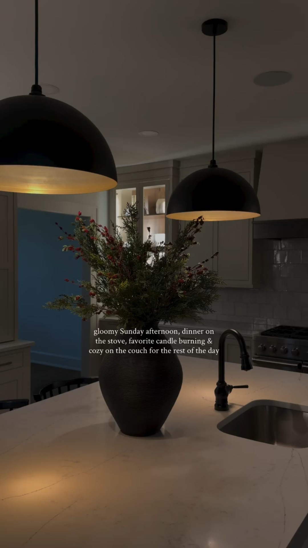 a cozy slow Sunday afternoon with my favorite dinner on the stove & my favorite holiday scent from @farmgirlcandleco burning 🕯️