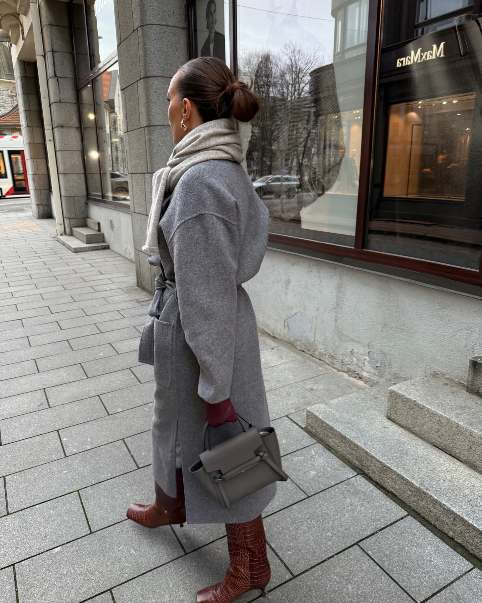 Grey cashmere coat burgundy cloves boots winter outfit

#LTKworkwear #LTKwinter #LTKeurope