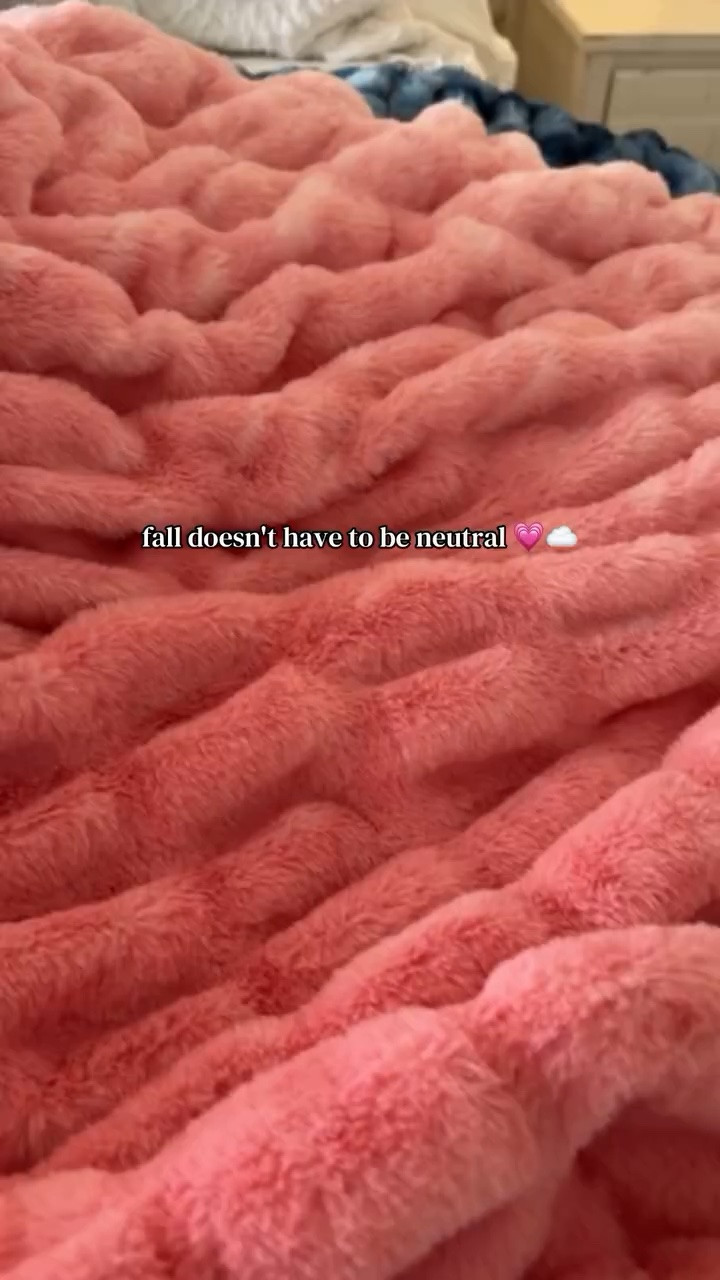 Fall doesn’t have to be neutral with the Comfrt The Dreamer Blanket in Candy Cloud. 💗

#LTKHome #LTKOver40 #LTKselfcare