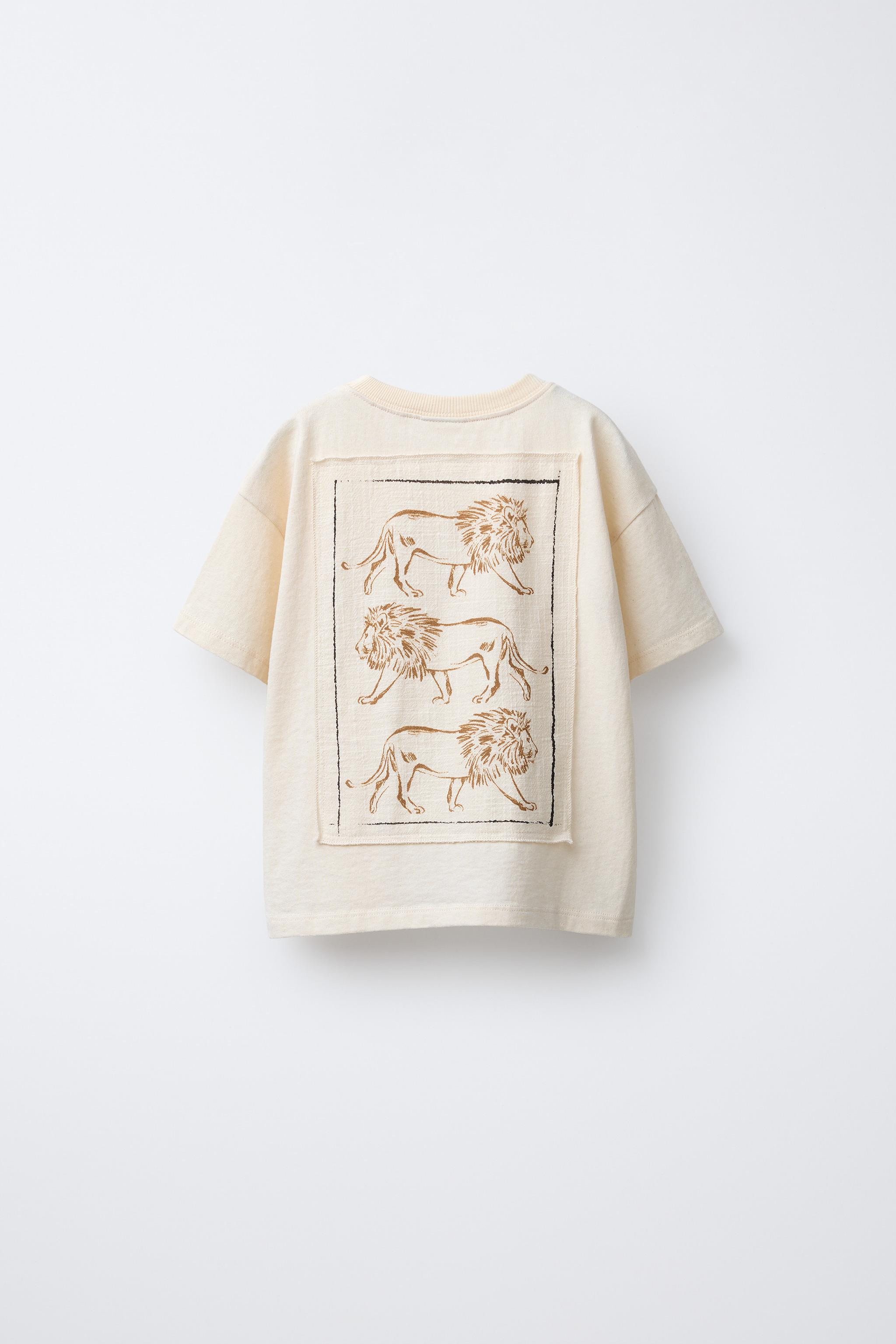 T-shirt avec col rond et manches courtes. Détail brodé animal sur le plastron et inscription im... | Zara US