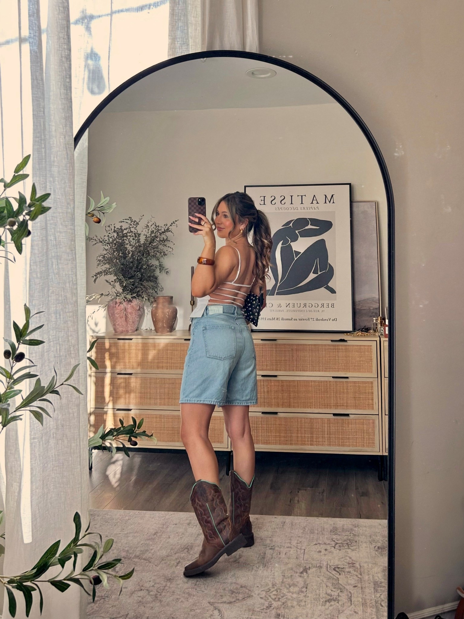 Backless shorts ootd 

#LTKootd