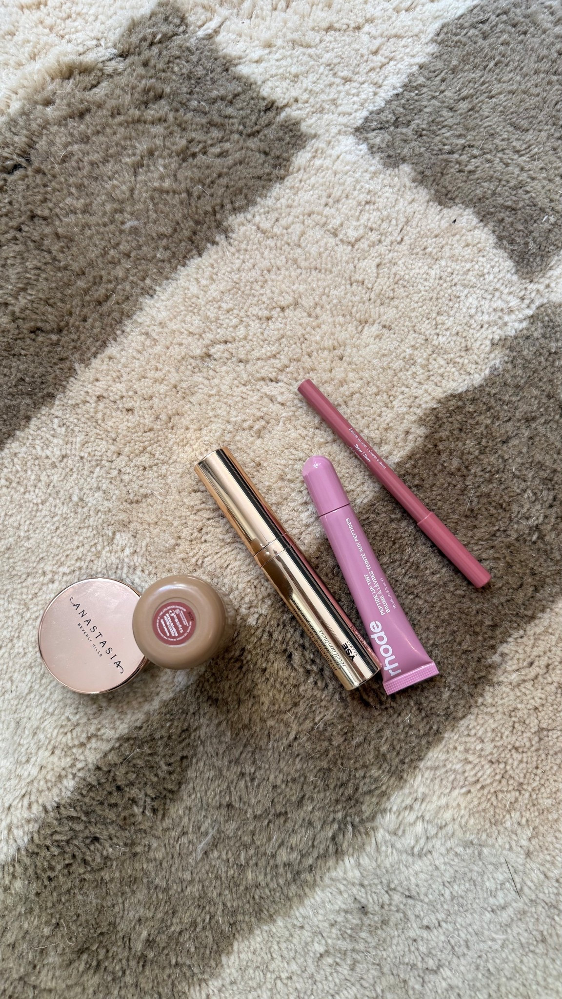 Today’s makeup! 💕

Rhode Blush - Toasted Teddy
Rhode Lip Tint - Pretzel
Summer Fridays Liner - Sugar

#LTKdayinmylife #LTKBeauty #LTKgrwm