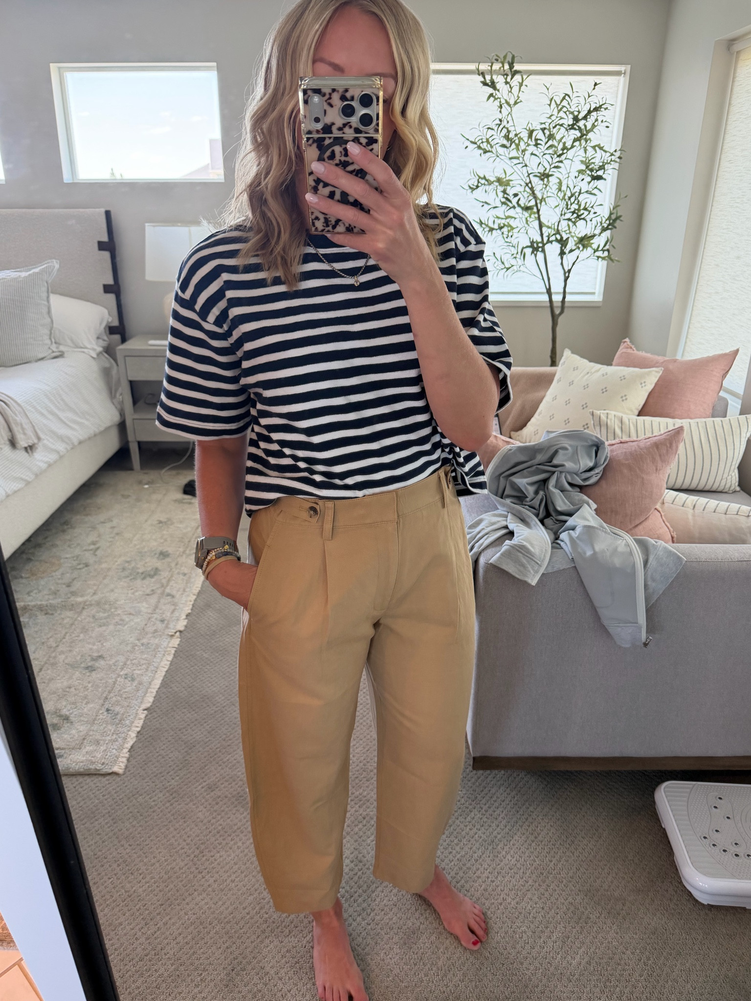 Might have found my new favorite pants 

Pleated barrel chinos from. @Madewell 😍 light weight, cropped length and they have an option to tighten the waist! 

I’d say they fit try to size. 

Tee is also Madewell - size small  