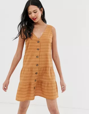 ASOS DESIGN – Ärmelloses geknöpftes Mini-Hängerkleid mit Stufendesign | ASOS DE