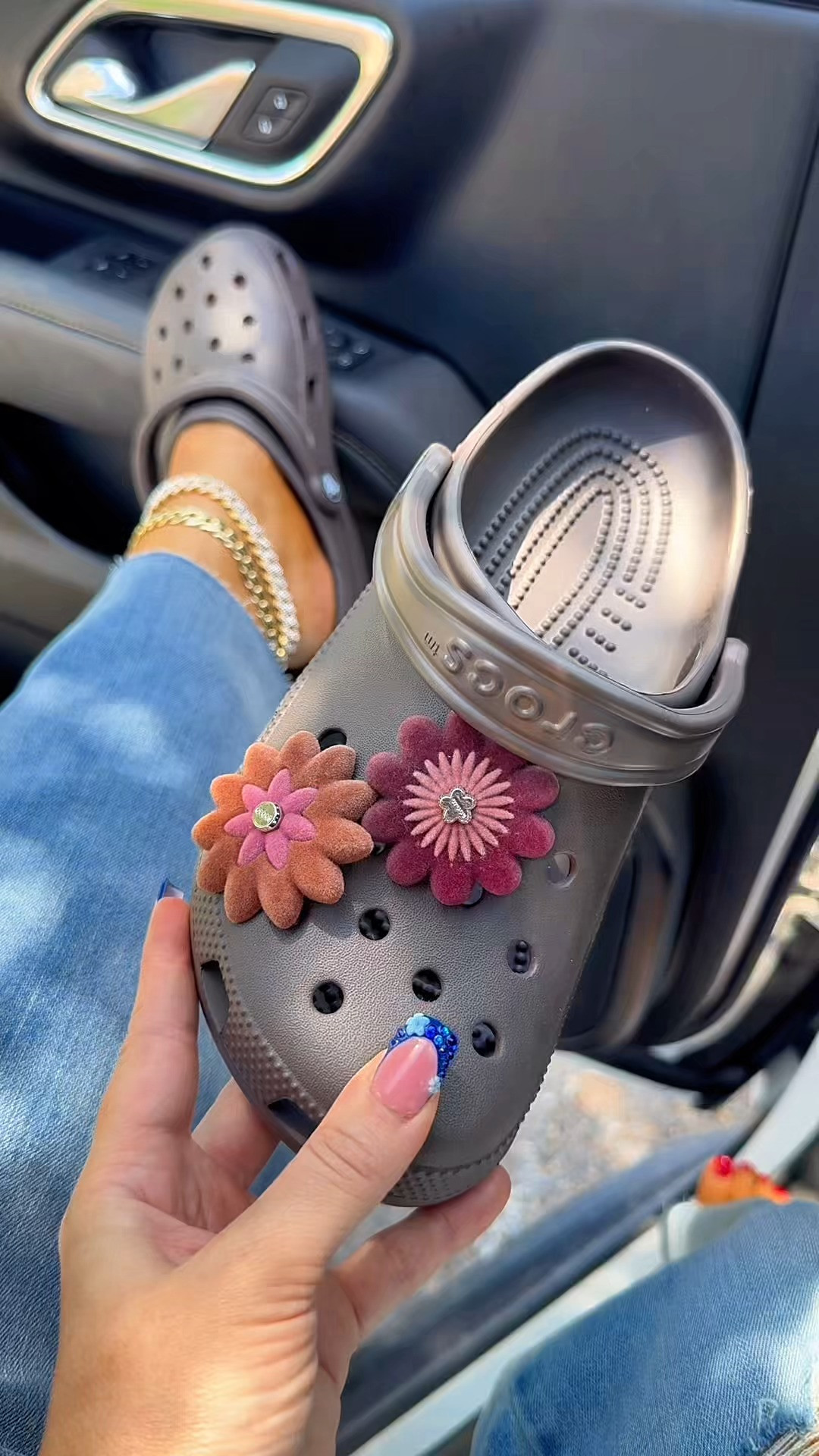 Crocs classic clogs in espresso 🤎 #crocs #crocsclogs #crocsclassicclog #crocssuperbrandday #crocs #ad 

 #LTKootd #LTKWorkwear #LTKTravel