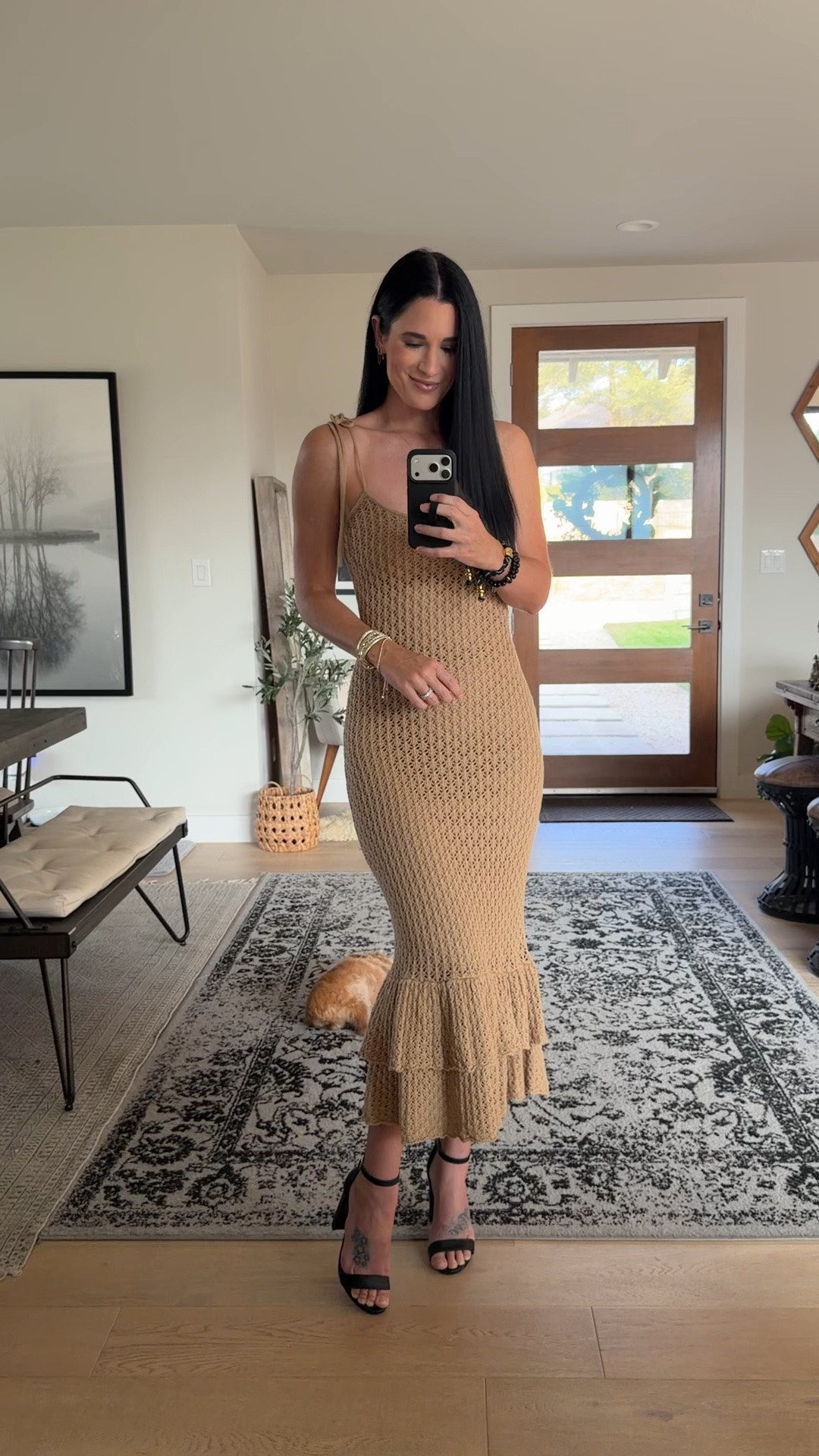 This knit maxi dress from @AKIRA is the perfect transitional piece going into fall. I’m in the small and it’s only $70!