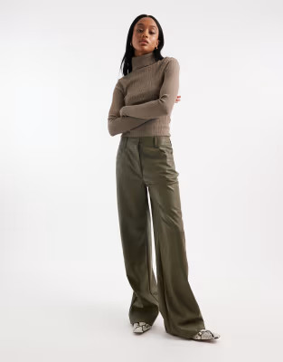 ASOS DESIGN Tall - Broek van imitatieleer met mannelijke pasvorm en lage taille in groen | ASOS (Global)