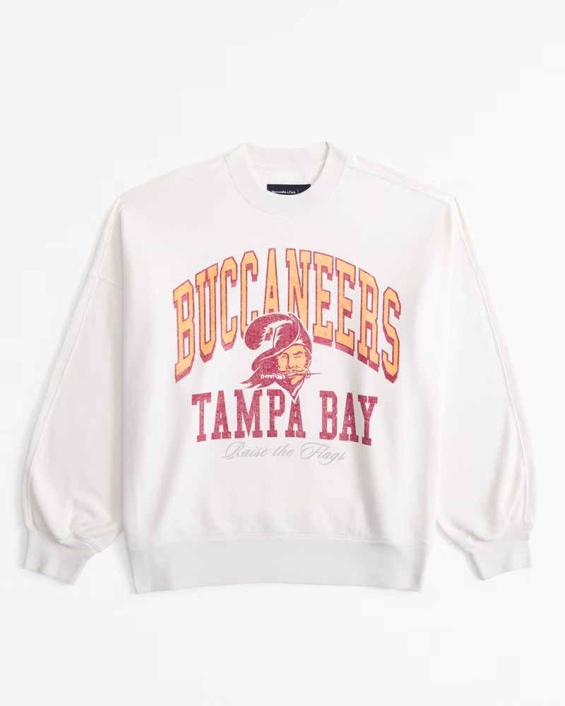 Abercrombie & Fitch Women's Tampa Bay Buccaneers Graphic Oversized Sunday Crew in Cream - Size XXS | Abercrombie & Fitch (US)