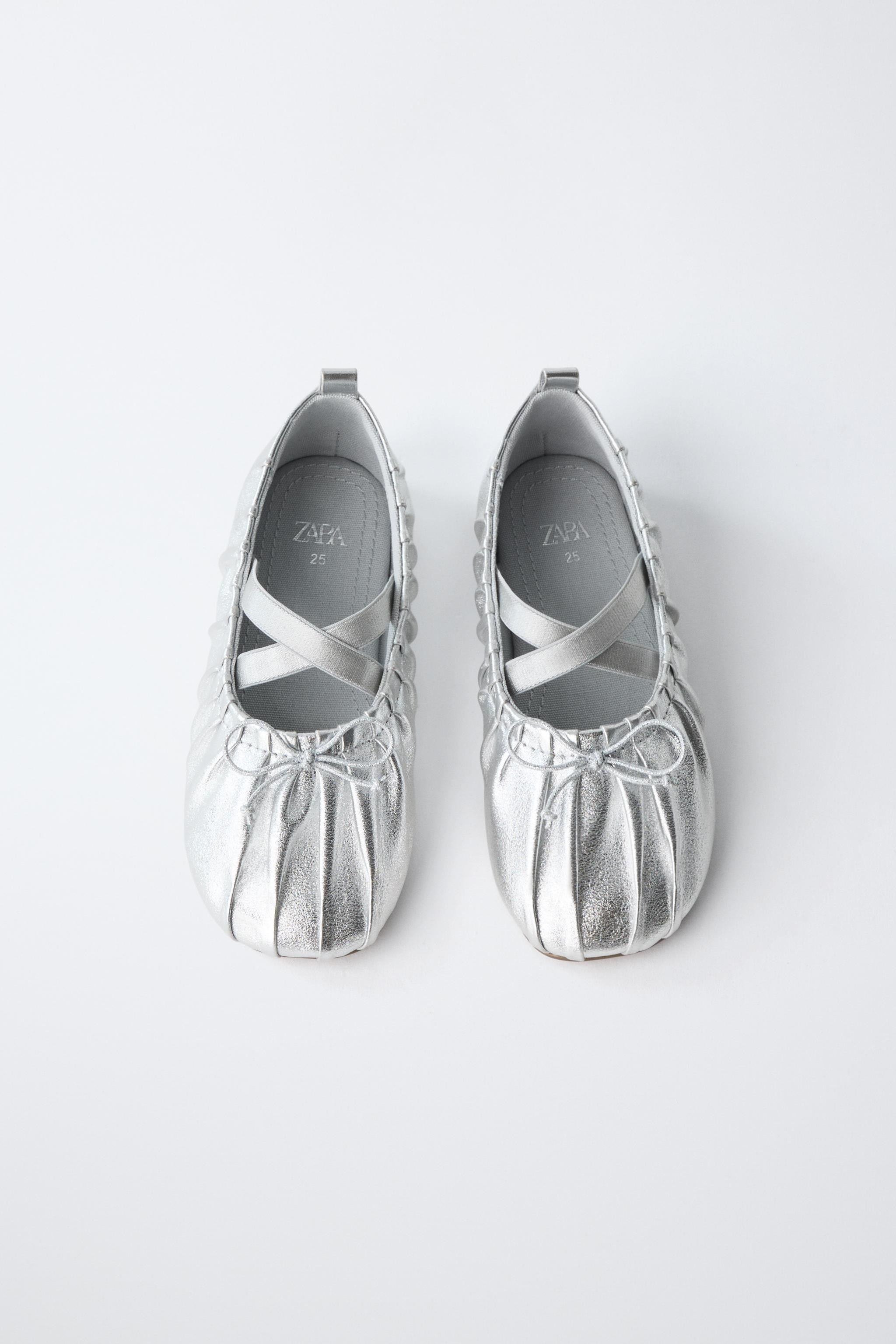 Ballerinas with a metallic finish and gathered detail on the instep. Features an elasticated stra... | Zara UK