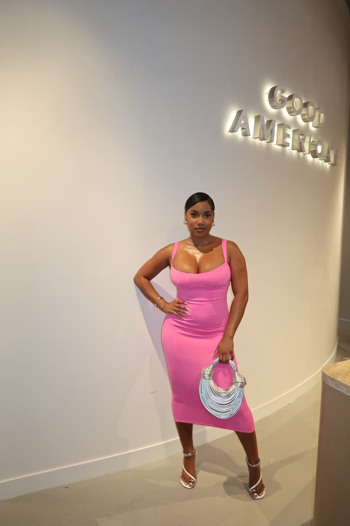 The perfect bold pink dress for summer. It’s hugs you in all the right places. I’m wearing a size Medium 🫶🏽