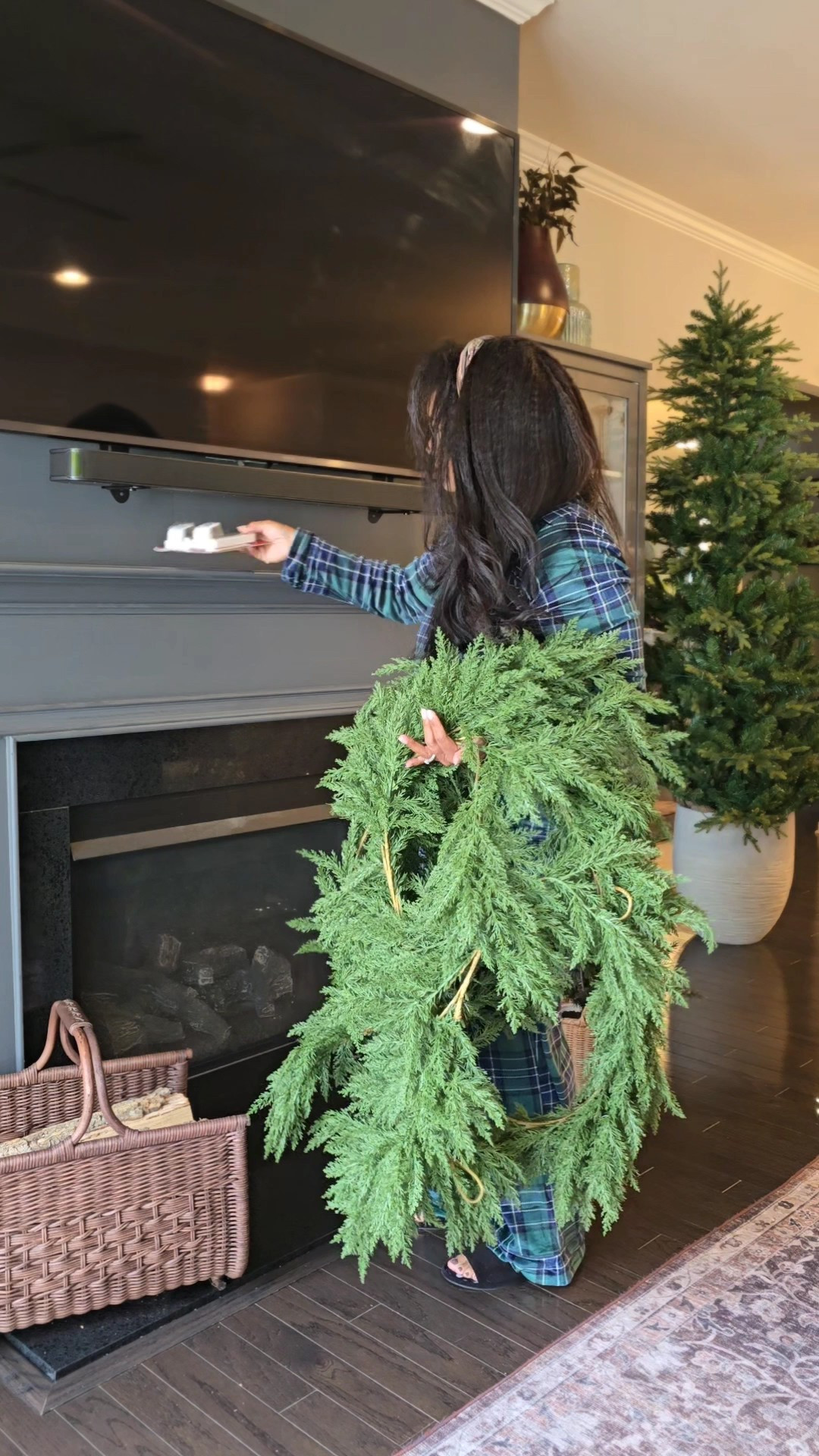 Christmas Mantel

#LTKHoliday #LTKHome #LTKSeasonal