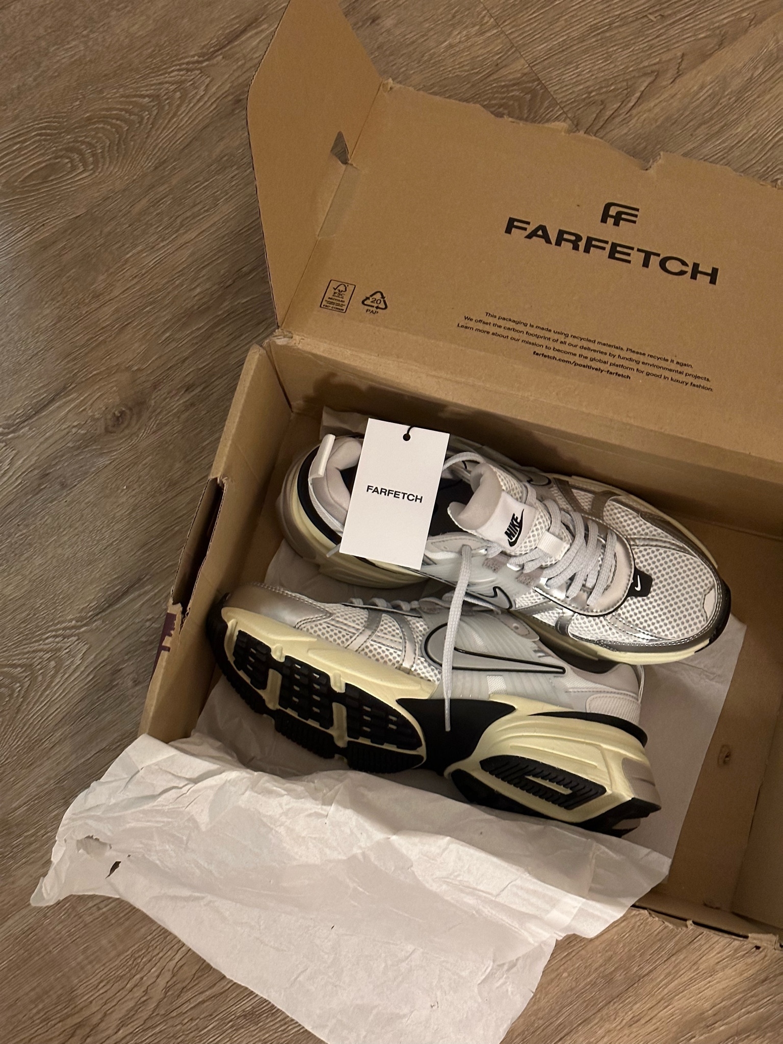 NIKE V2K RUN - Zapatos vintage y aesthetic, basicos que combinan con todo. 

#LTKstyletip #LTKHolidaySale #LTKfitness