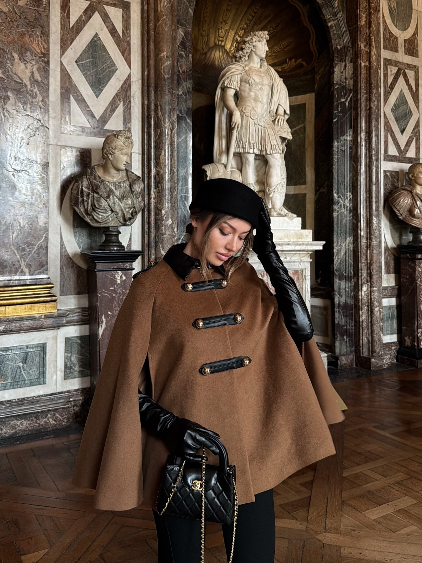 This cape is screaming Paris 🤎 @karen_millen 
with my first @chanelofficial bag 🖤
#parisianvibe #parisianoutfit #ootd