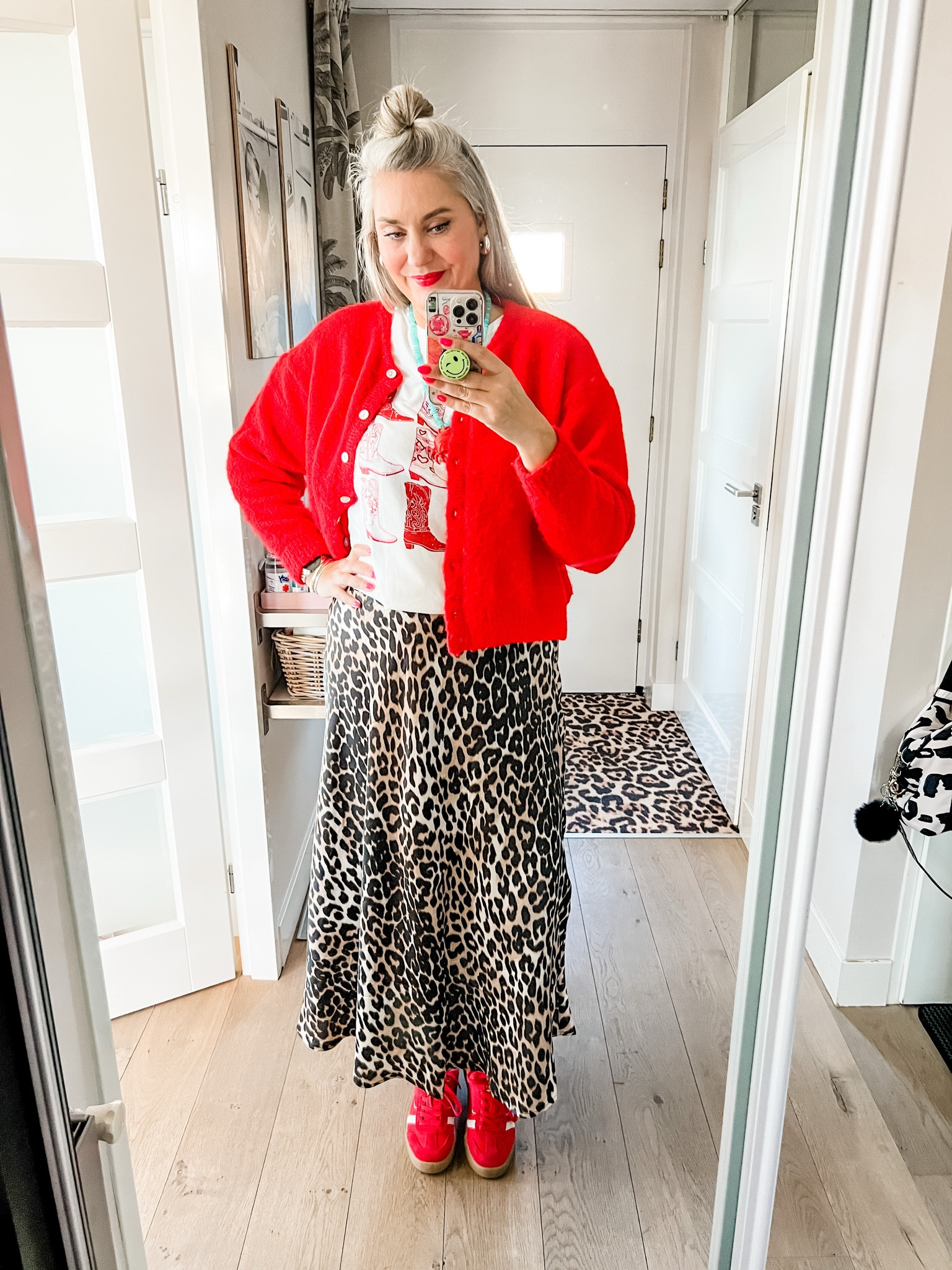 Ootd - Tuesday. Leopard satin skirt (Shoeby) paired with a printed t-shirt and a red cardigan (old) and sneakers. 



#LTKspring #LTKeurope #LTKnederlands