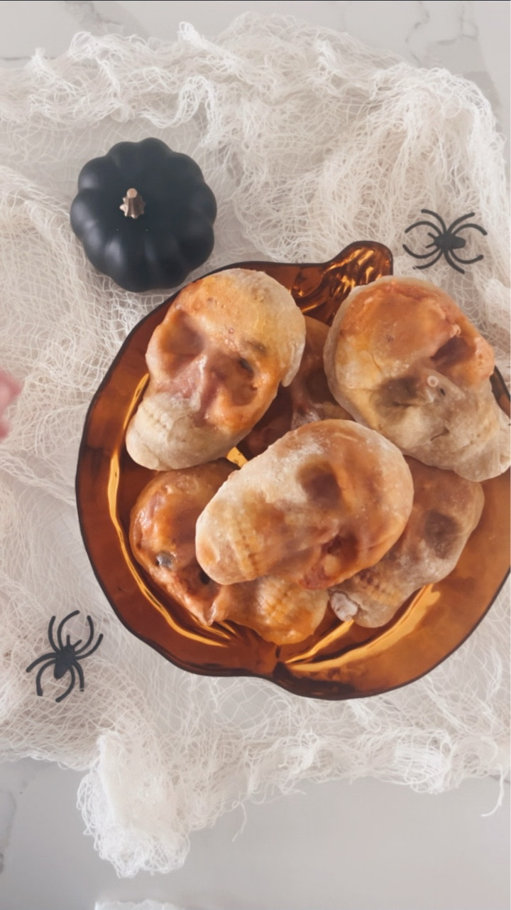 🕸💀🖤 Skeleton pizza bombs

Comment SKULL for a dm with the 🔗 to skull pans!

All you need is pizza dough and your preferred pizza toppings! Bake for 15-20 minutes at 400 degrees. I grabbed my silicone skull pan from @michaelsstores - so much for for a spooky movie night!

#halloweenrecipe #pizzaskull #halloweenrecipes #homevibesdecoroct21 #halloweenbaking #halloweenpartyideas #halloweenpartyfood #easyrecipeideas #halloweenpizza #halloweenmovienight #spookyseason

#LTKHalloween #LTKParties #LTKSeasonal