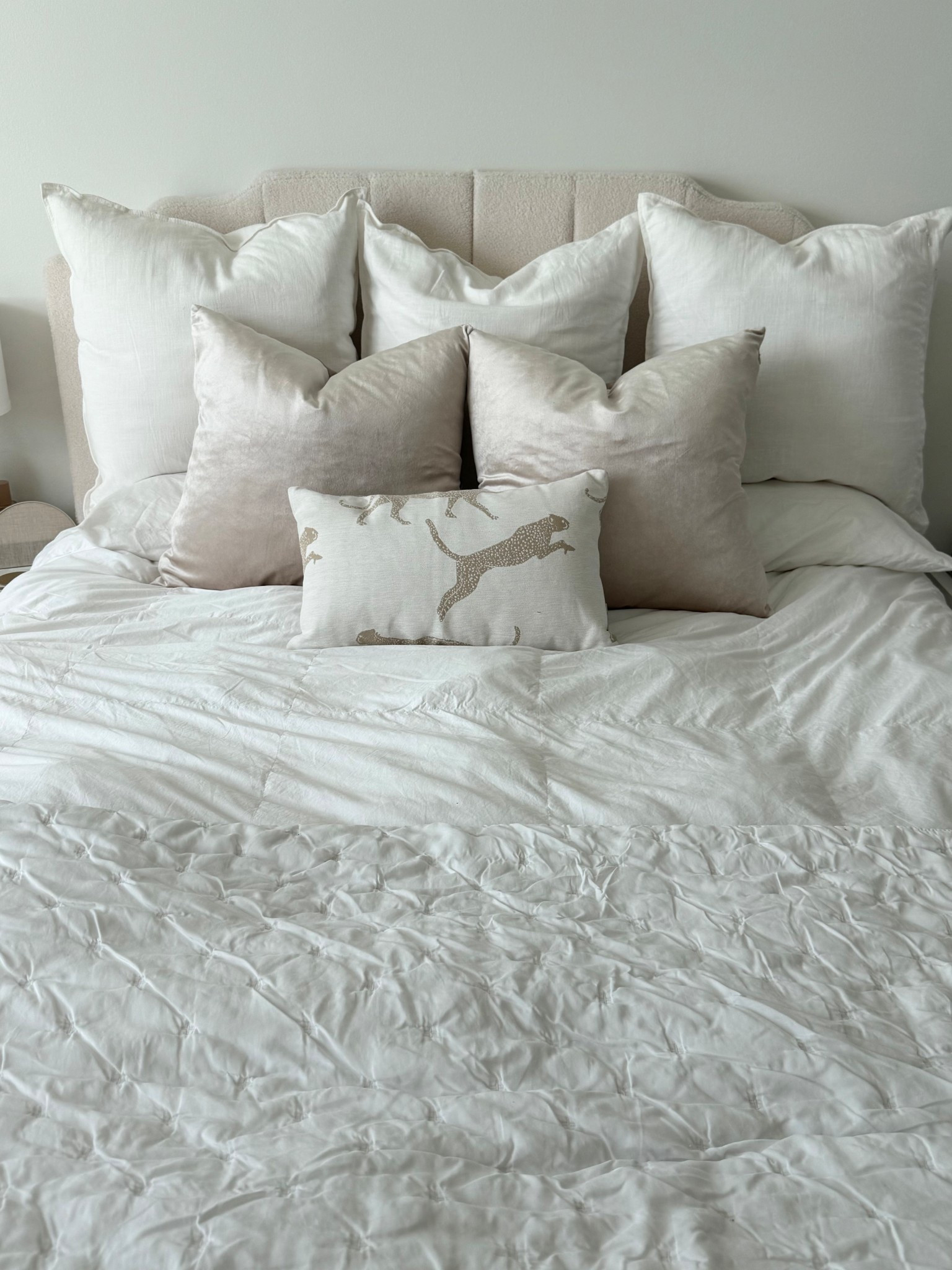 Updated bedroom decor is one of my favorite things 💕