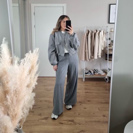 Styling the £15.99 trousers from H&M

Trousers - Size Small
T-Shirt - Primark Size XS (linked similar)
Bomber - Size 10

But I have found some amazing dupes of my New Balance Trainers for less than half price!!!

#LTKstyletip #LTKMostLoved #LTKfindsunder100